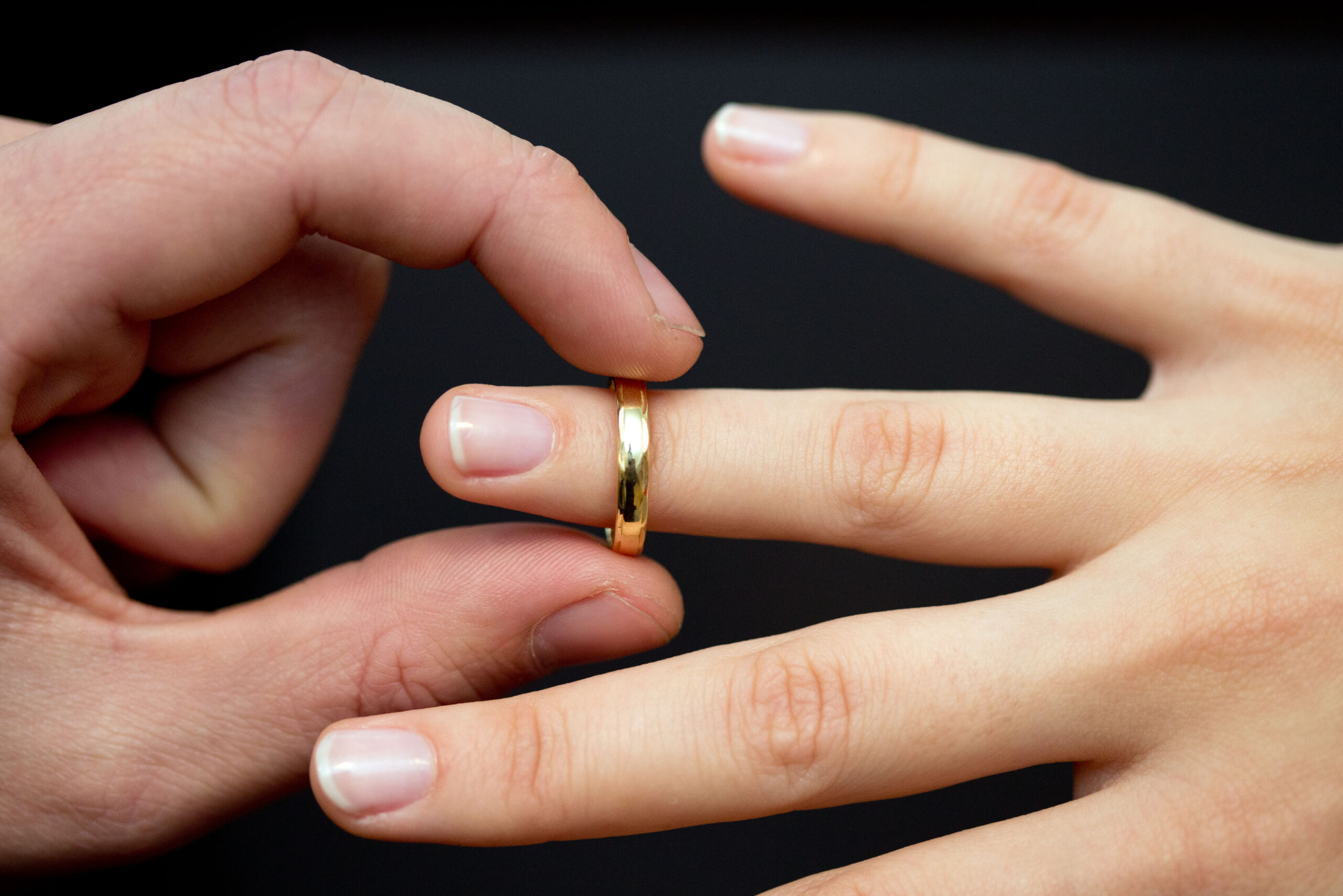 Ein Ring wird an der Finger einer Frau gesteckt.
