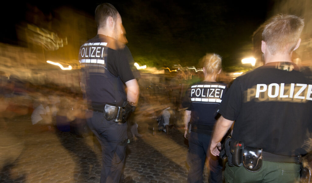 Polizisten nachts auf Streife