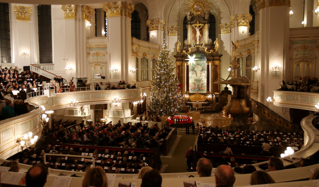 Besucher der Krippenandacht sitzen am 25.12.2014 in der Hauptkirche St. Michaelis in Hamburg.