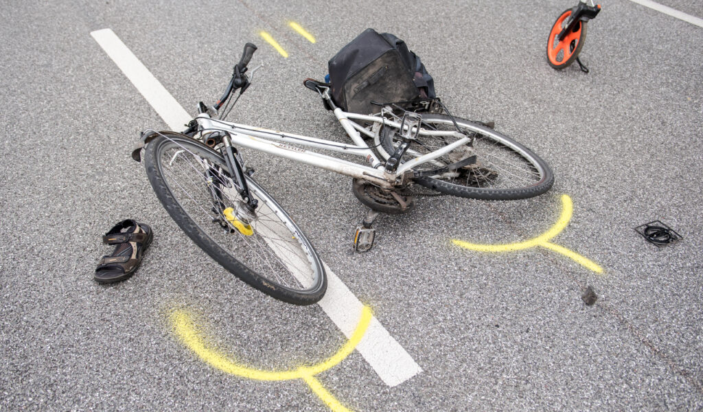 Ein zerstörtes Fahrrad liegt nach einem Unfall in Hamburg auf der Straße. (Symbolbild)