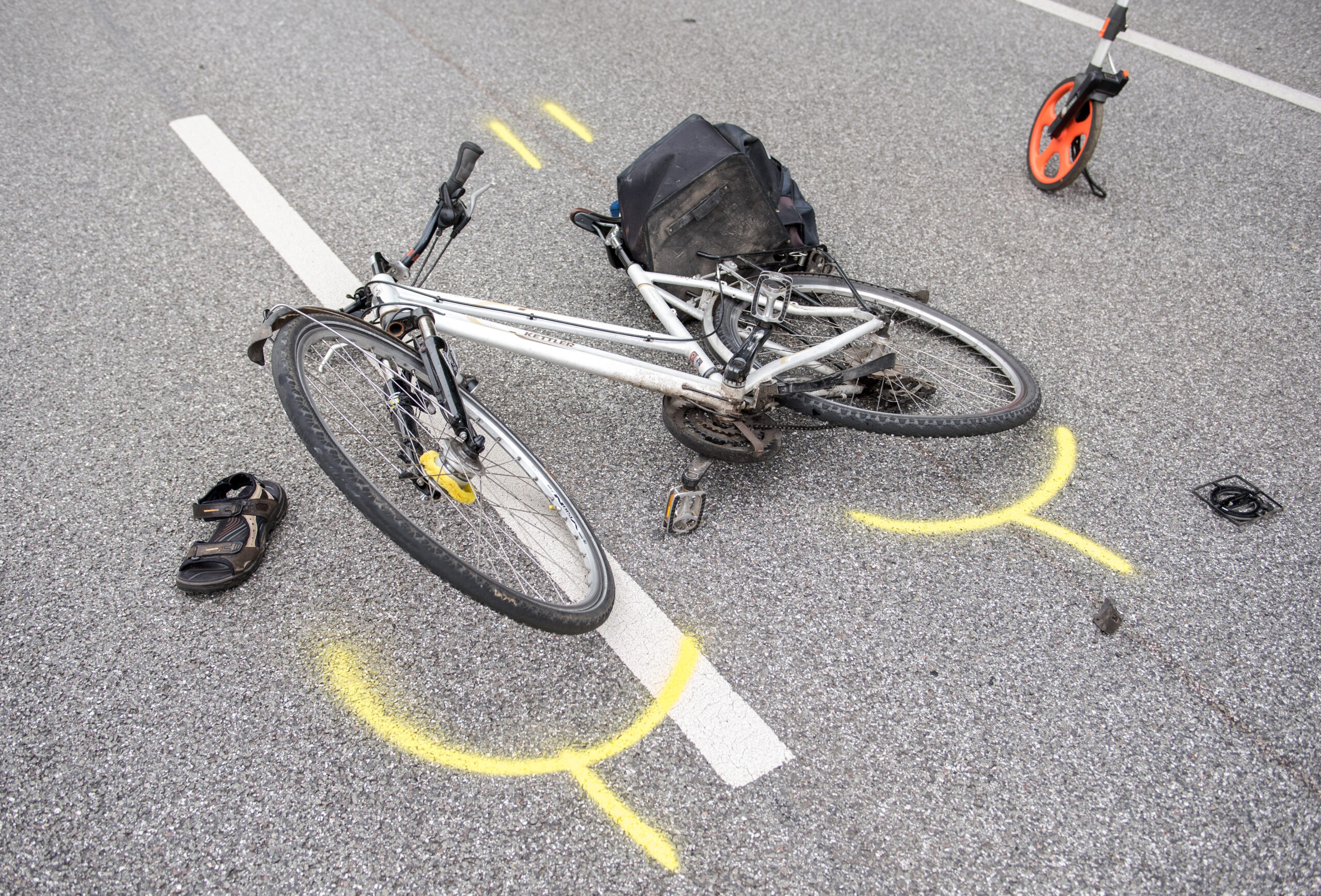 Ein zerstörtes Fahrrad liegt nach einem Unfall in Hamburg auf der Straße. (Symbolbild)