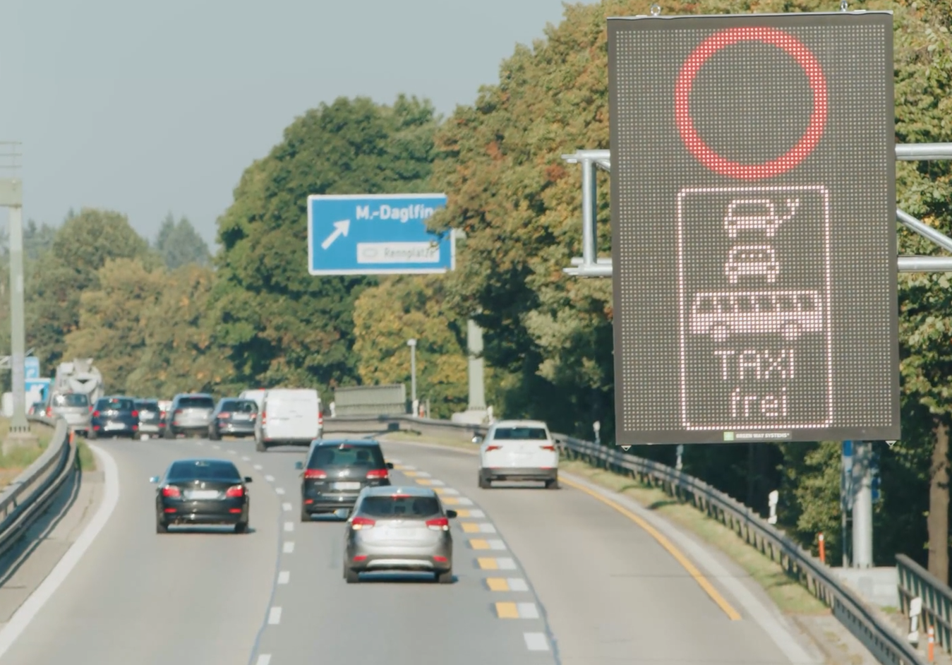 Auf der A94 in München wurde im September testweise eine „Blue Lane“ installiert.