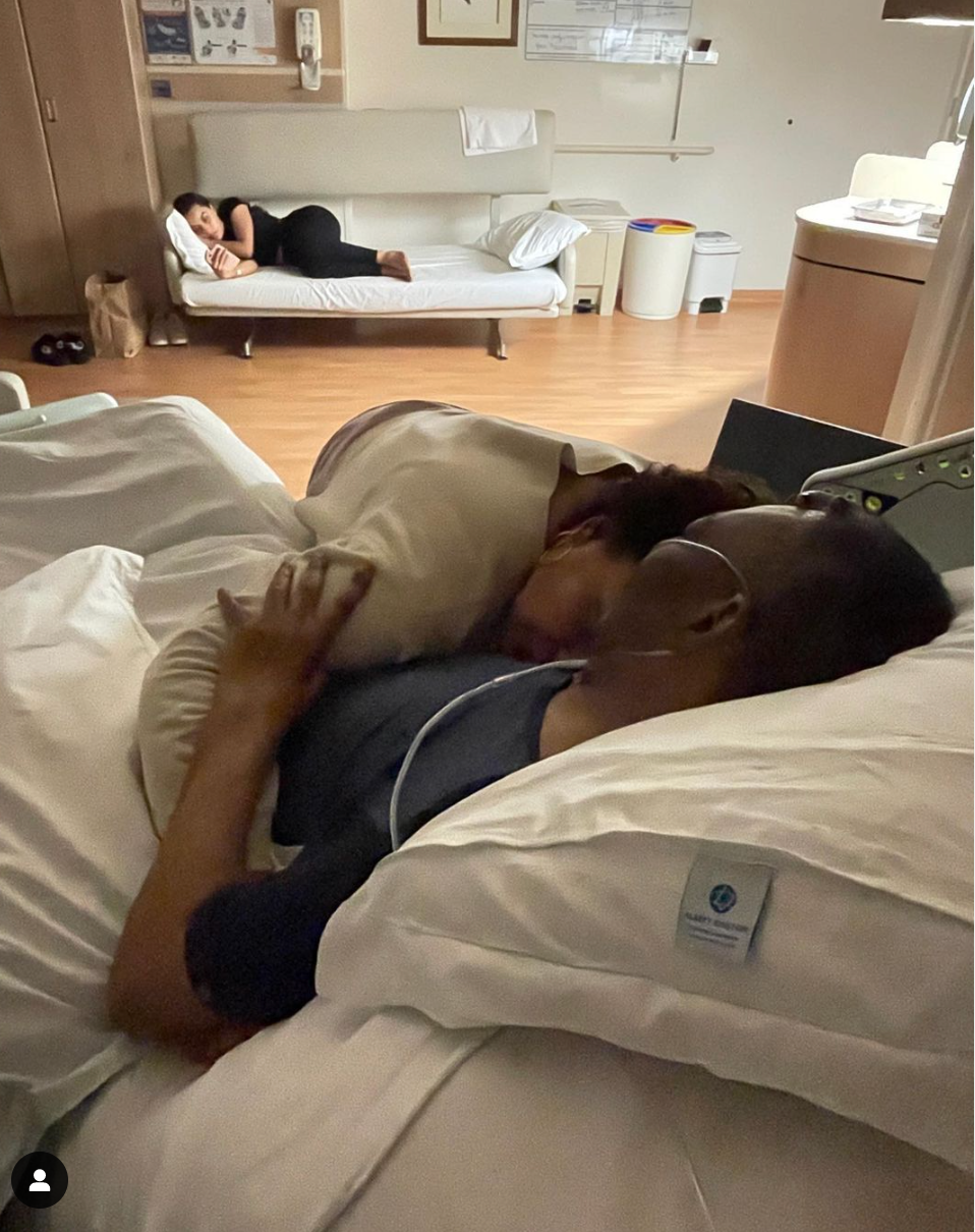 Der schwer kranke Pele im Bett mit seiner Tochter