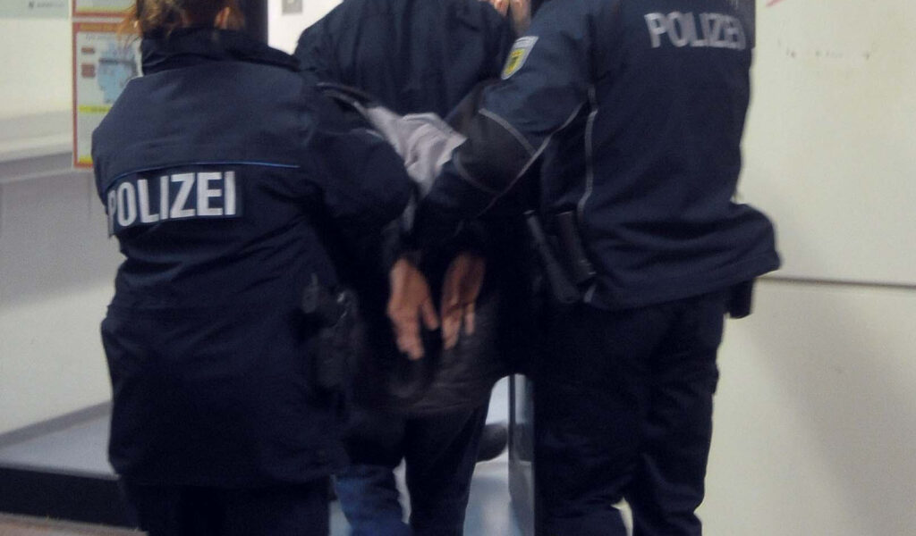 Bundespolizisten nehmen einen Mann fest. (Symbolfoto)