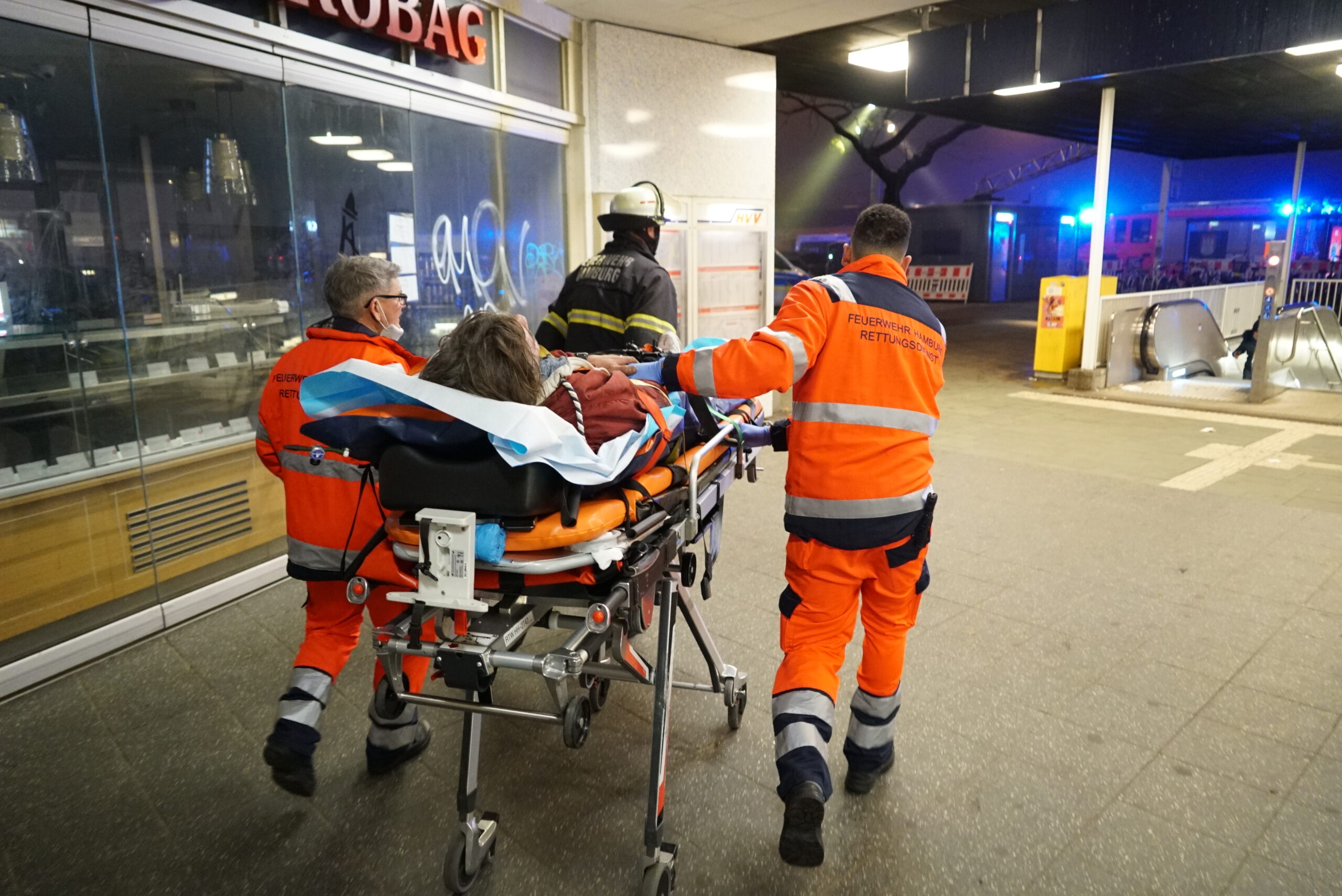 Rettungskräfte bringen den Mann zum Krankenwagen.