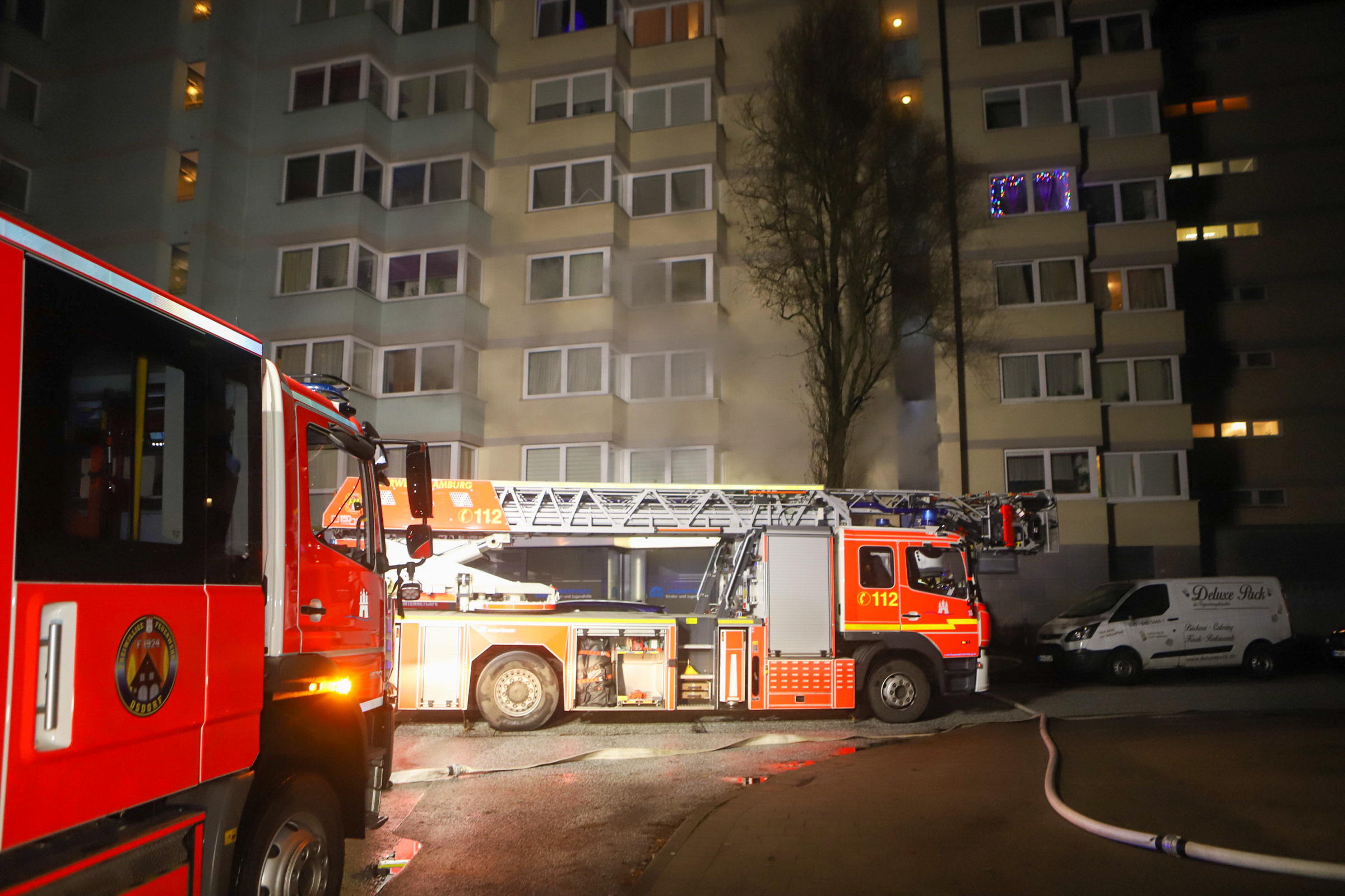 Tannenbaum setzt Wohnung in Brand - ein Mieter verletzt