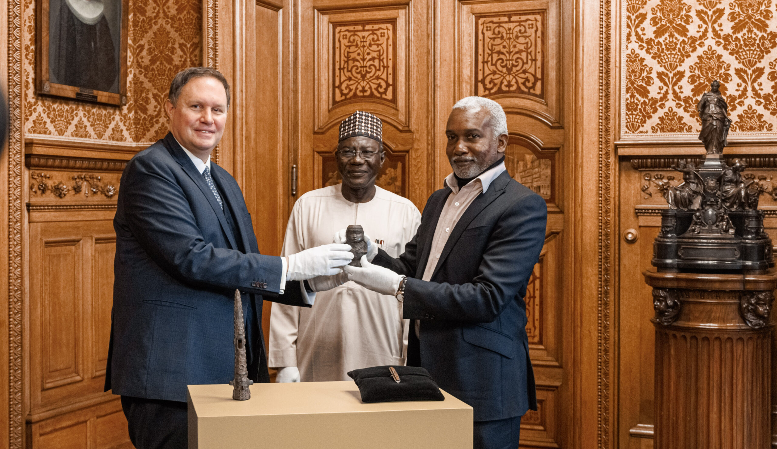 Carsten Brosda übergibt dem nigerianischen Botschafter Yusuf Madame Tuggur eine kleine Statue.