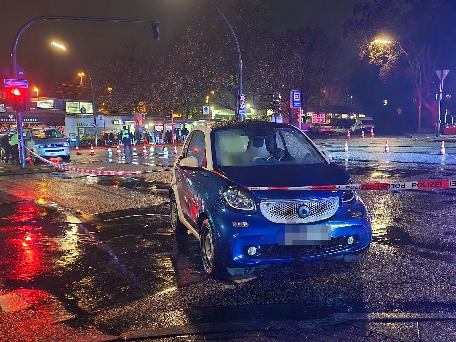 Ein Smart, der offenbar an einem tödlichen Unfall beteiligt war, steht an der Hamburger S-Bahnstation Elbgaustraße