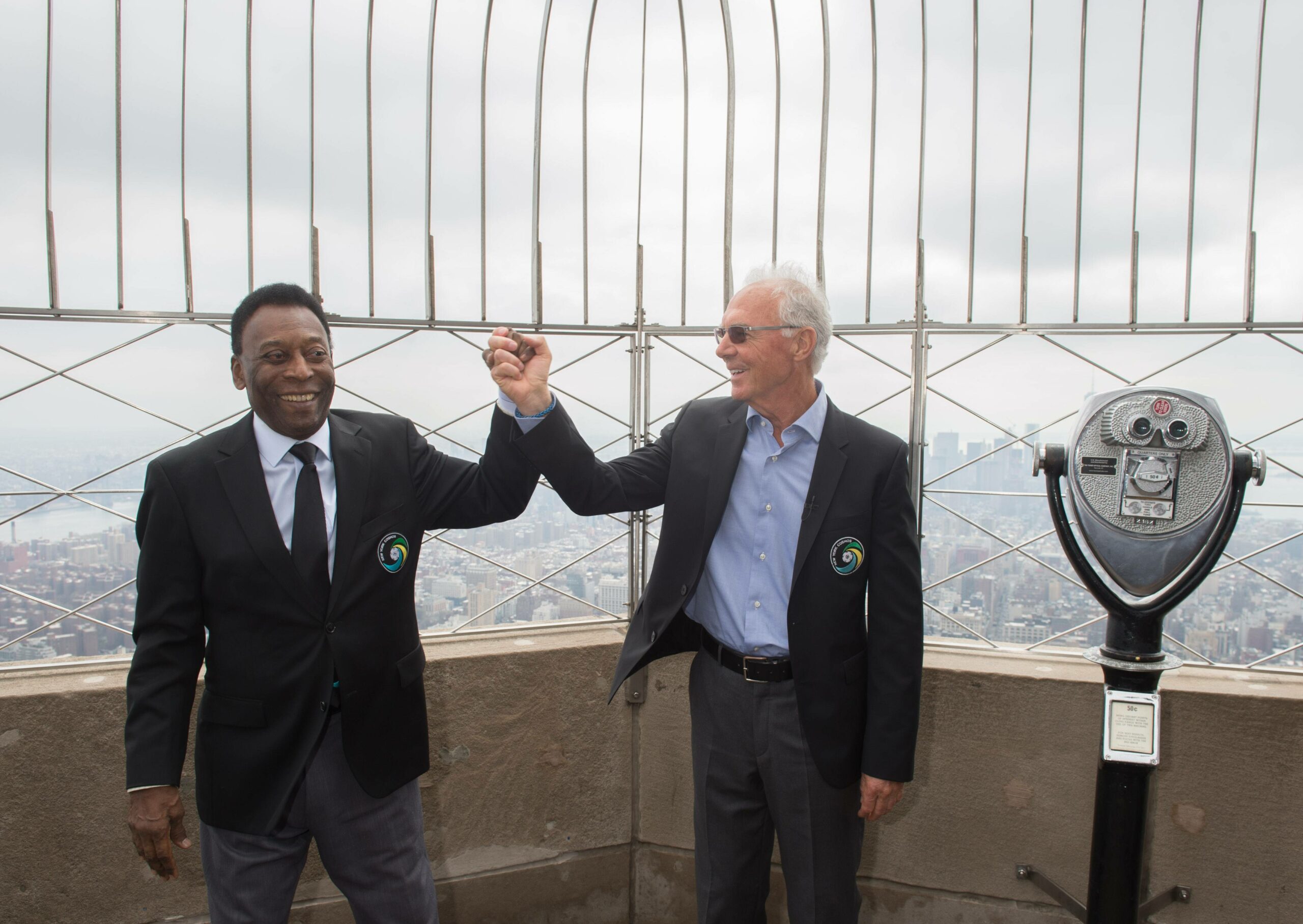 Die New Yorker Cosmos-Legenden Pelé und Franz Beckenbauer im Observatorium im 86. Stock