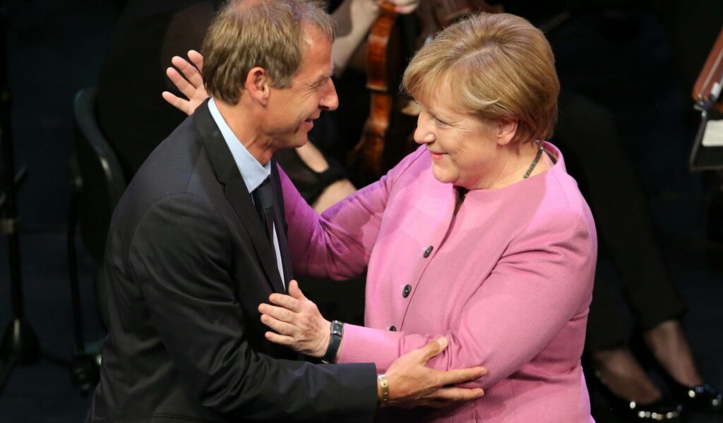 Angela Merkel und Jürgen Klinsmann umarmen sich