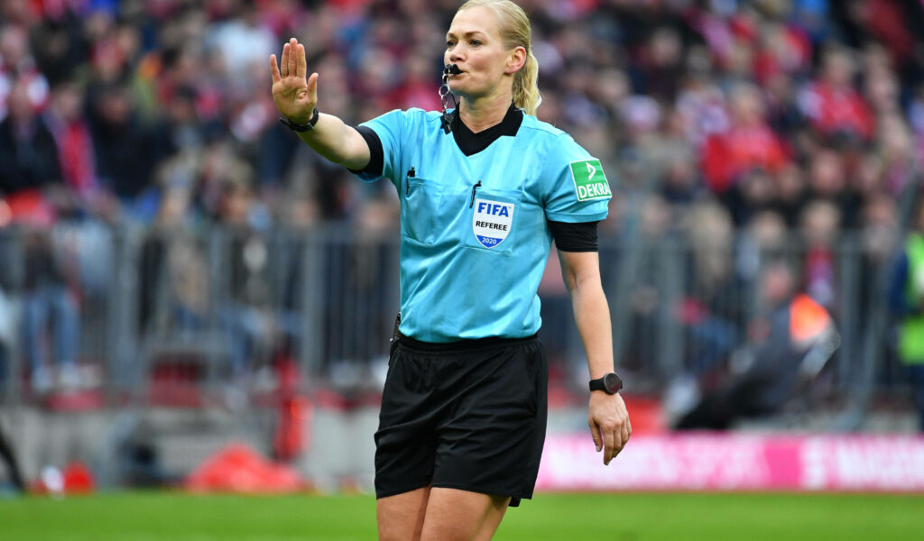 Bibiana Steinhaus-Webb als Bundesliga-Schiedsrichterin