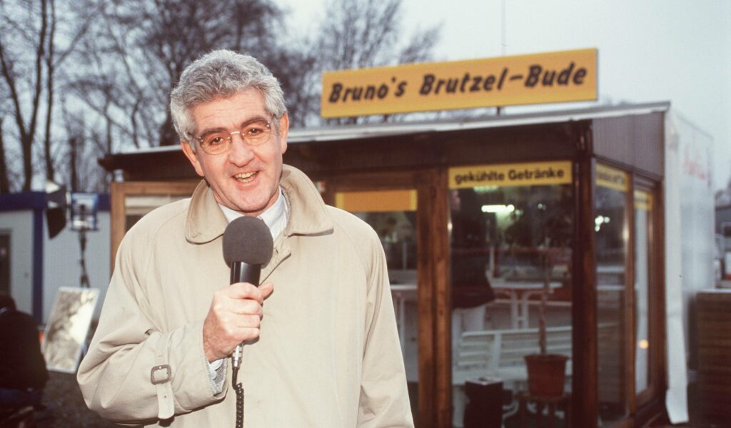 Dénes Törzs wurde als TV-Ansager im NDR bekannt. 1993 spielte er im Film „Rotwang muß weg!“ mit.