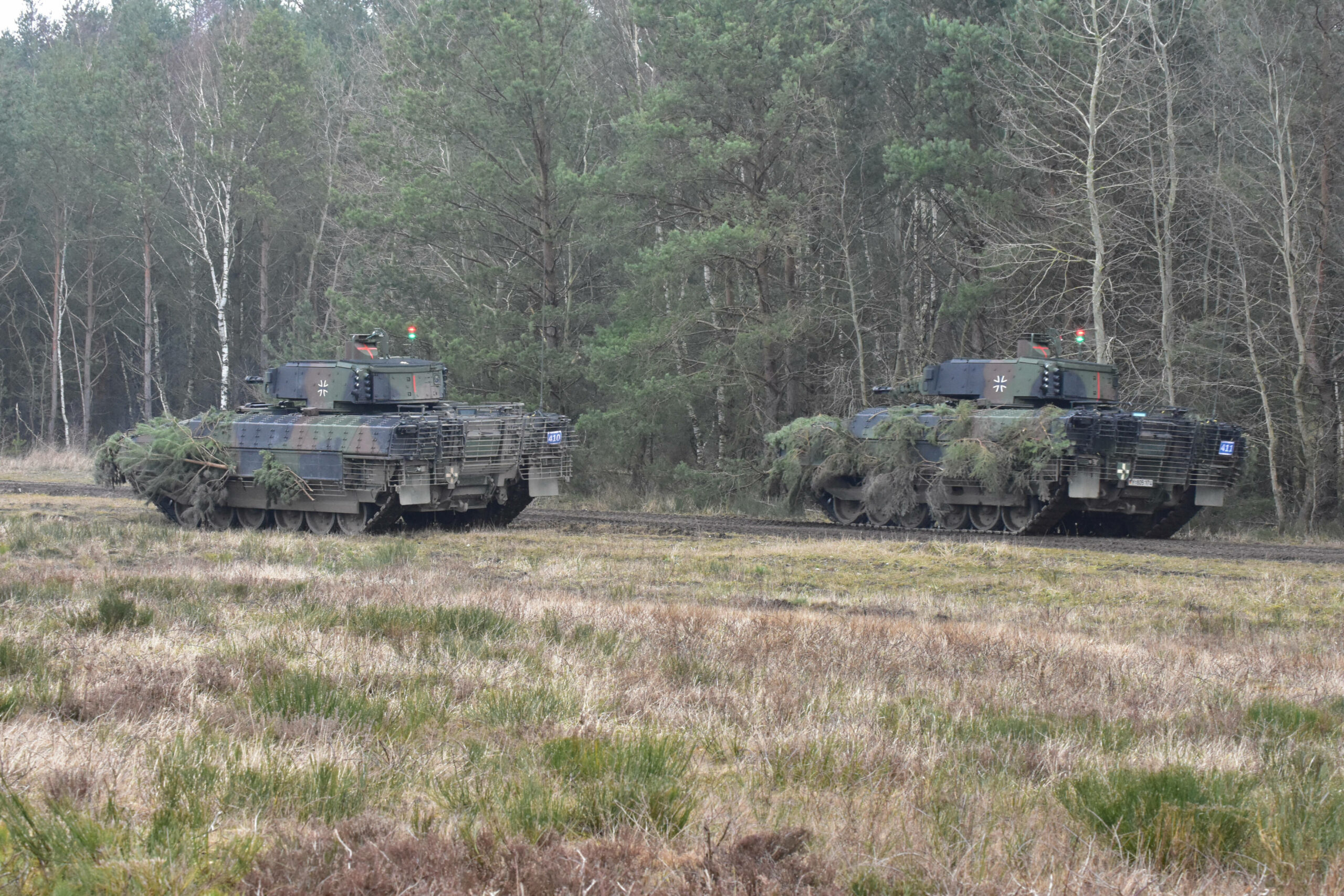 Zwei abgetarnte Schützenpanzer „Puma“ auf einem Truppenübungsplatz. (Archivfoto)