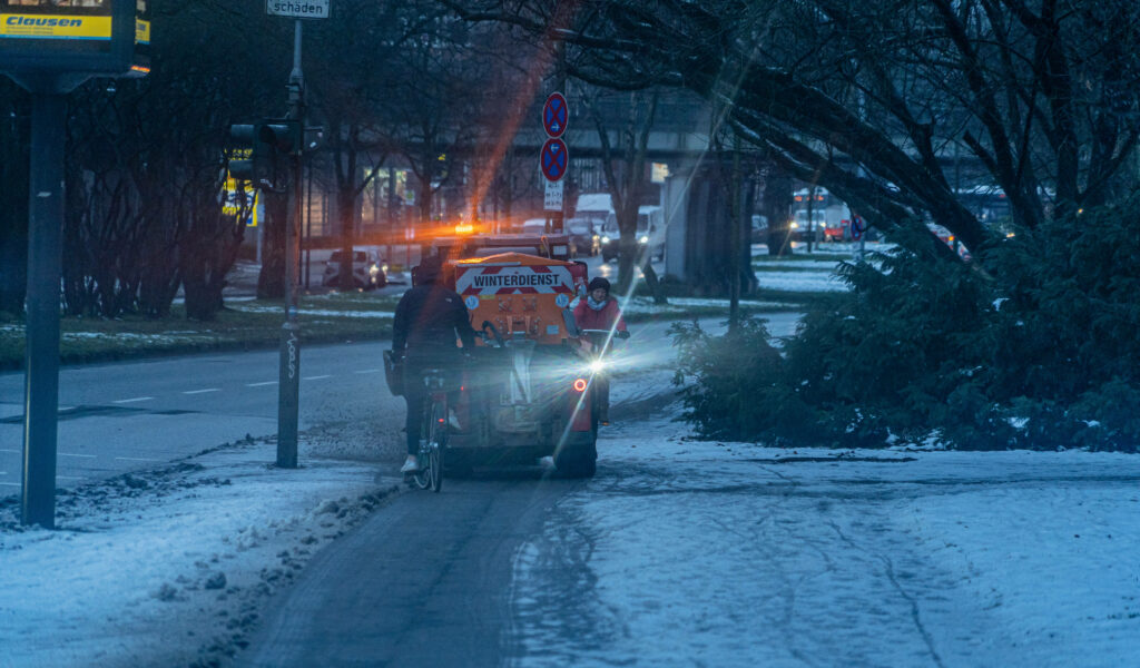 Streufahrzeug in der Saarlandstraße in Hamburg. In der Hansestadt wird es am Montag spiegelglatt. (Archivfoto)