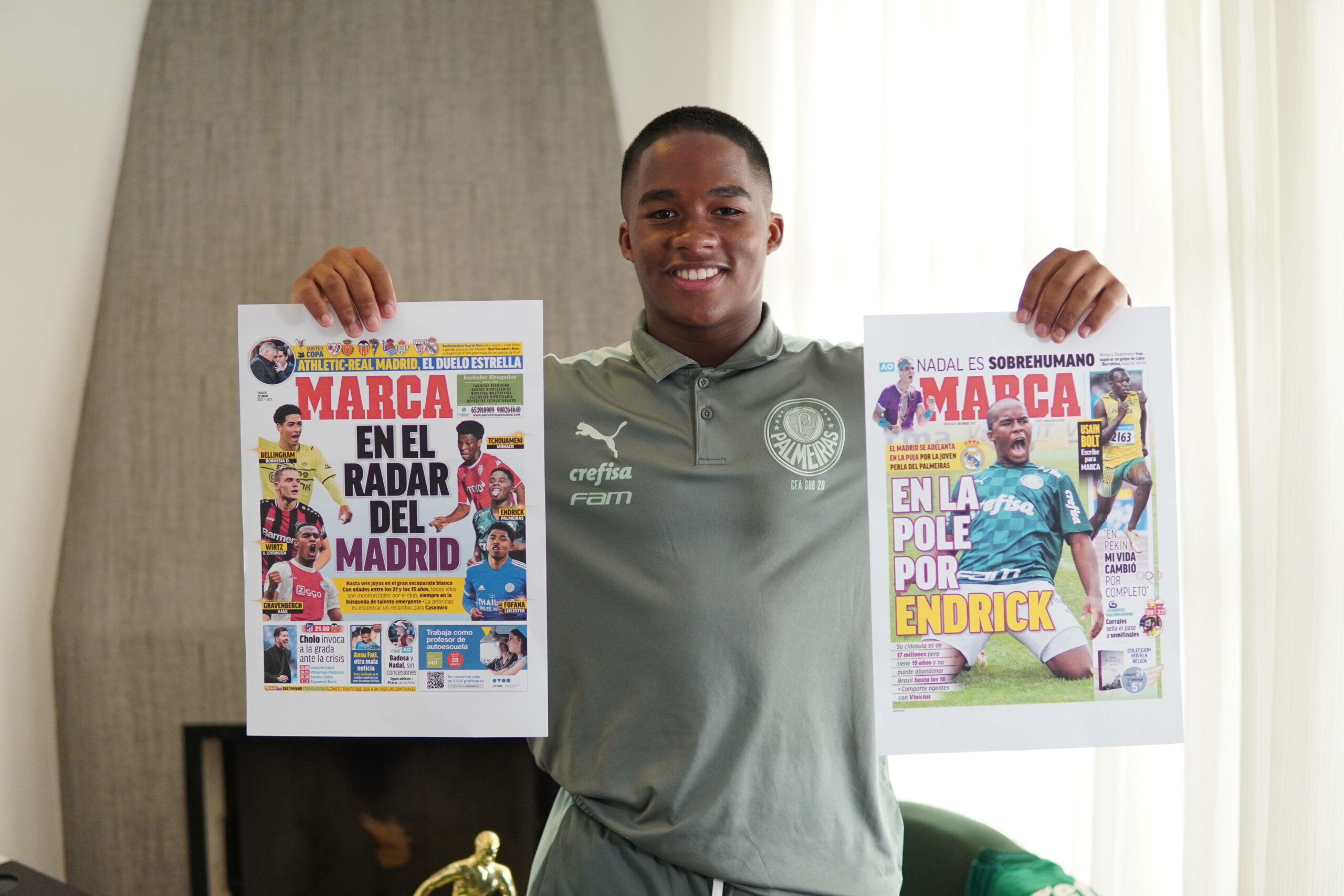 Endrick zeigt zwei Titelseiten der spanischen Sporttageszeitung „Marca“.