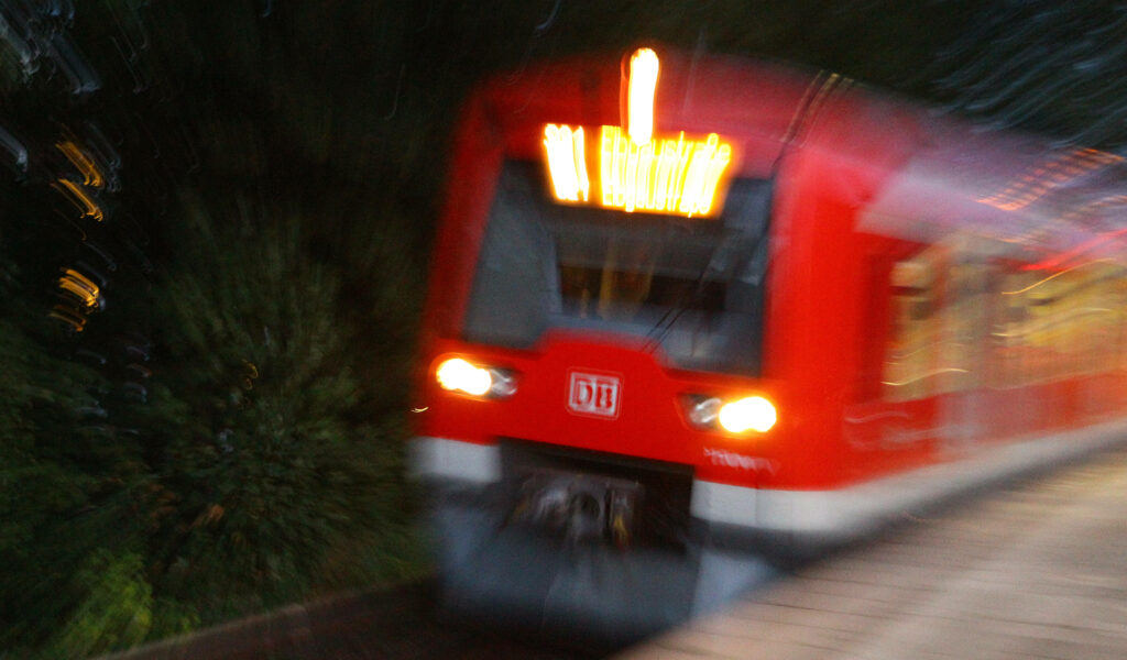 In einer Hamburger S-Bahn ist eine Fahrscheinkontrolle aus dem Ruder gelaufen. (Symbolbild)