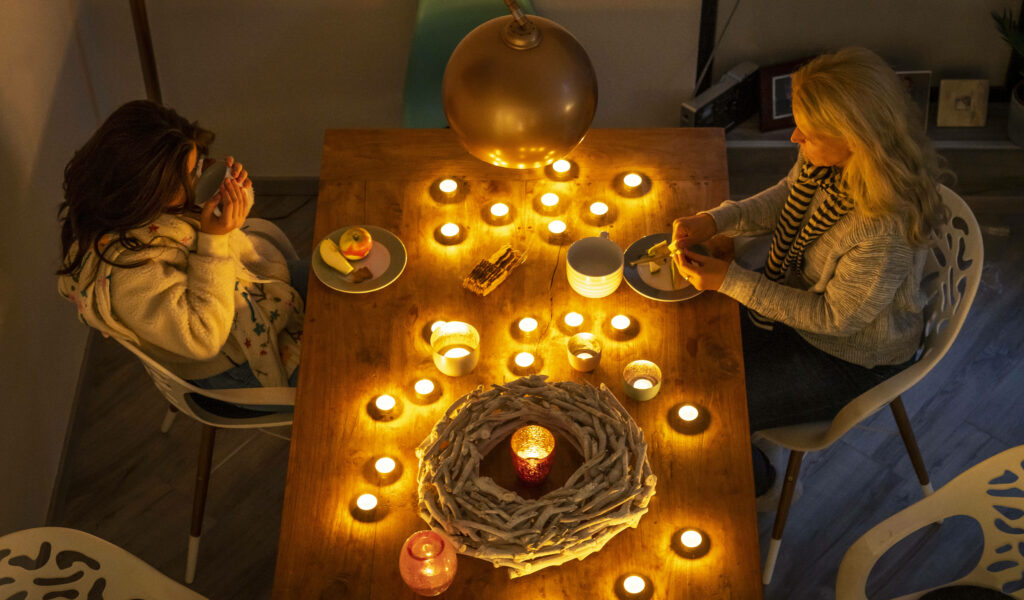 Viele Kerzen bringen Licht und Wärme an den Tisch (Symbolbild)