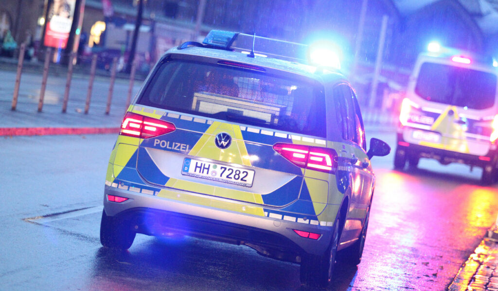 Ein Einsatzwagen der Hamburger Polizei fährt mit Blaulicht. (Symbolbild)