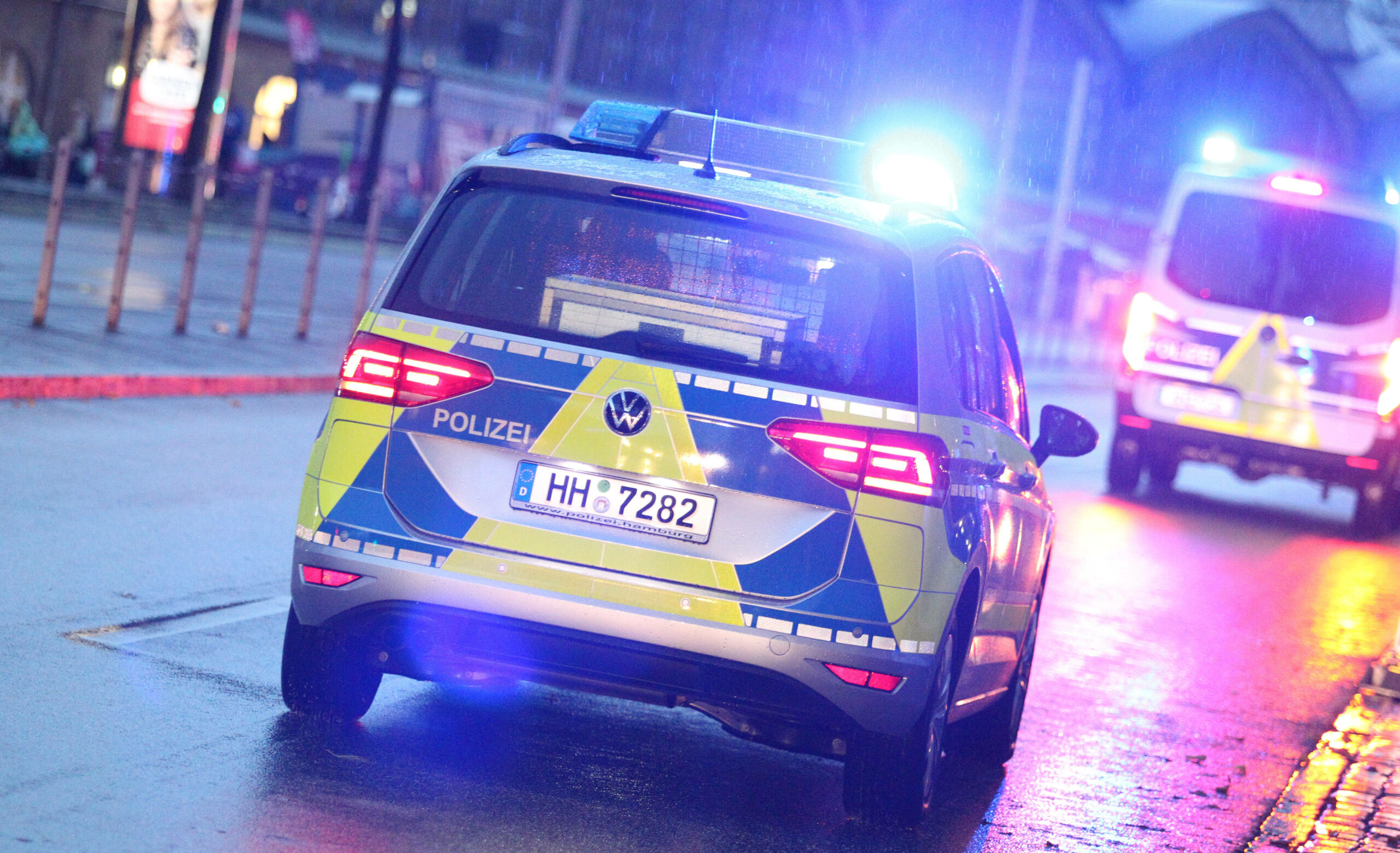Ein Einsatzwagen der Hamburger Polizei fährt mit Blaulicht. (Symbolbild)