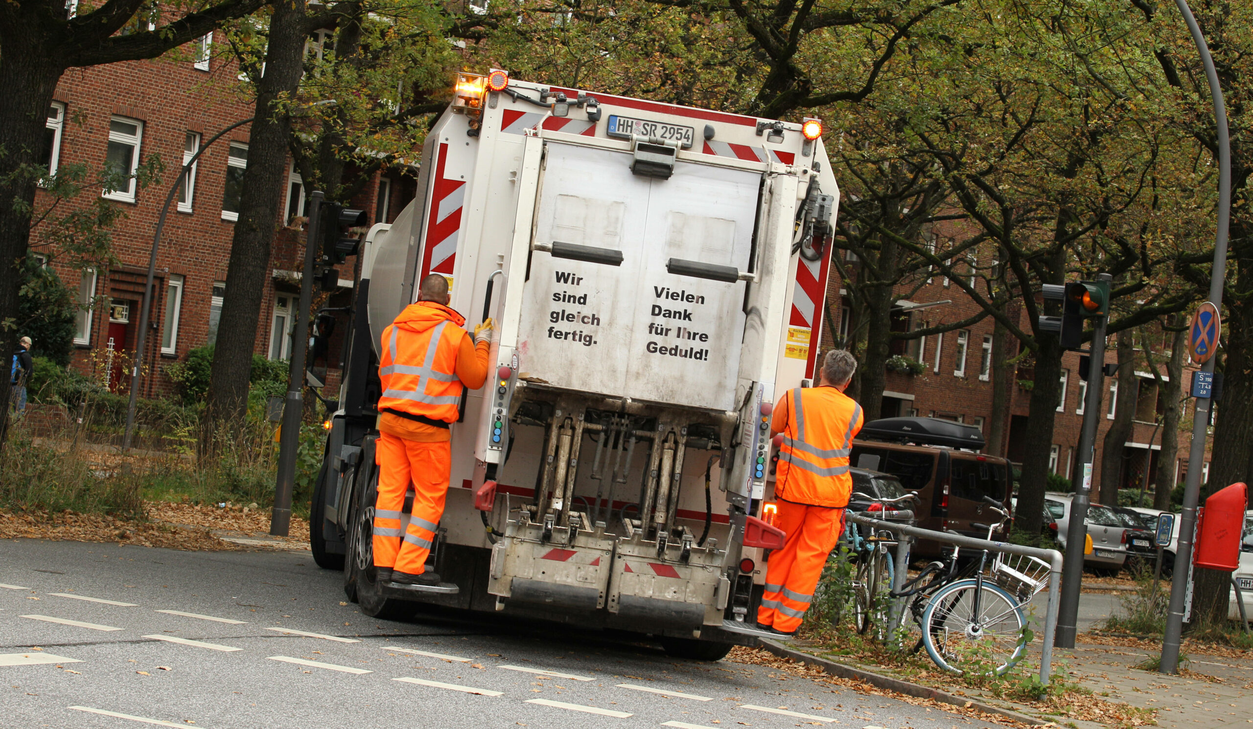 Ein Müllwagen der Hamburger Stadtreinigung fährt in eine Seitenstraße hinein. (Symbolbild)