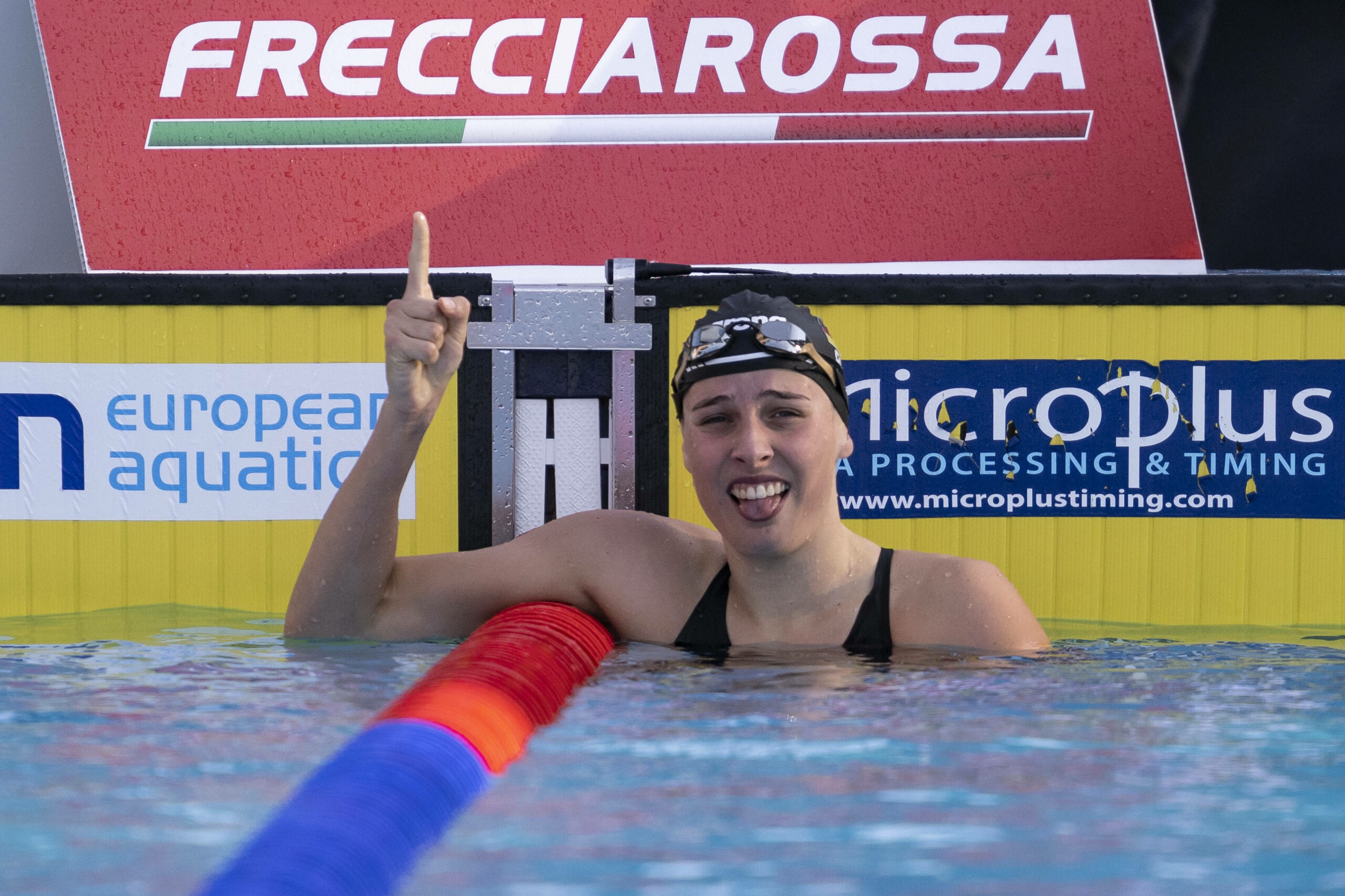 Schwimmerin Angelina Köhler jubelt im Wasser