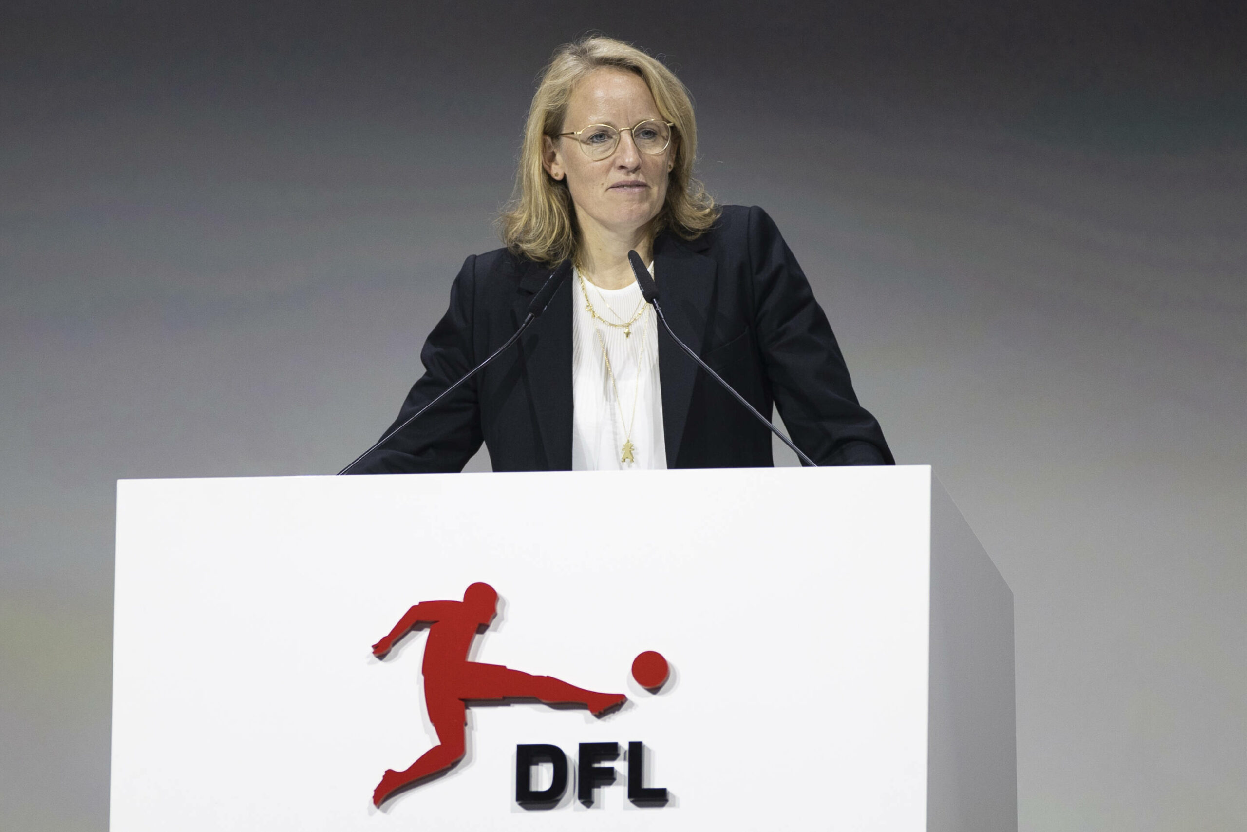 Donata Hopfen auf der Generalversammlung der Deutschen Fußball Liga (DFL)