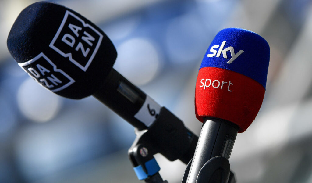 Mikrofone von DAZN und Sky Sport