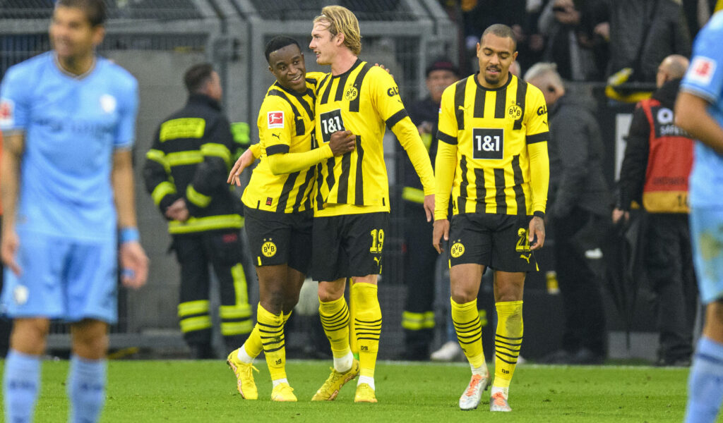 Youssoufa Moukoko bejubelt einen Dortmunder Treffer gegen Bochum mit Julian Brandt und Donyell Malen.