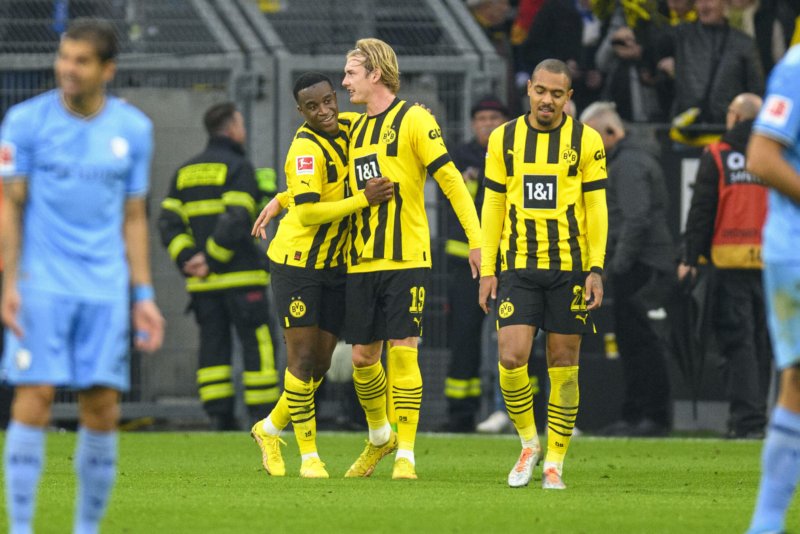 Youssoufa Moukoko bejubelt einen Dortmunder Treffer gegen Bochum mit Julian Brandt und Donyell Malen.