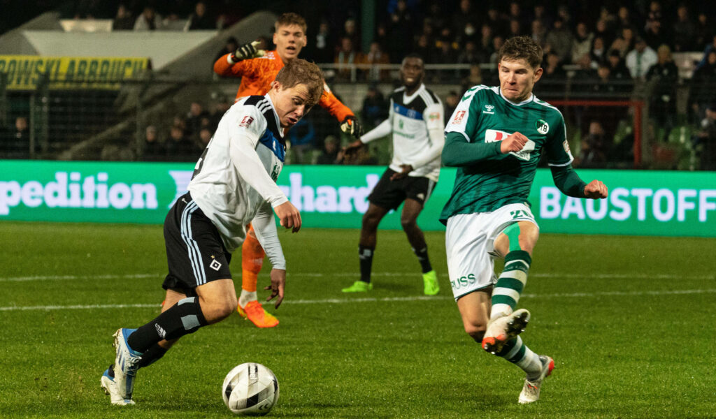 Nachwuchsstürmer Tom Sanne (l./hier mit der U21 gegen Lübeck) war in der Hinrunde für drei verschiedene HSV-Teams im Einsatz. 