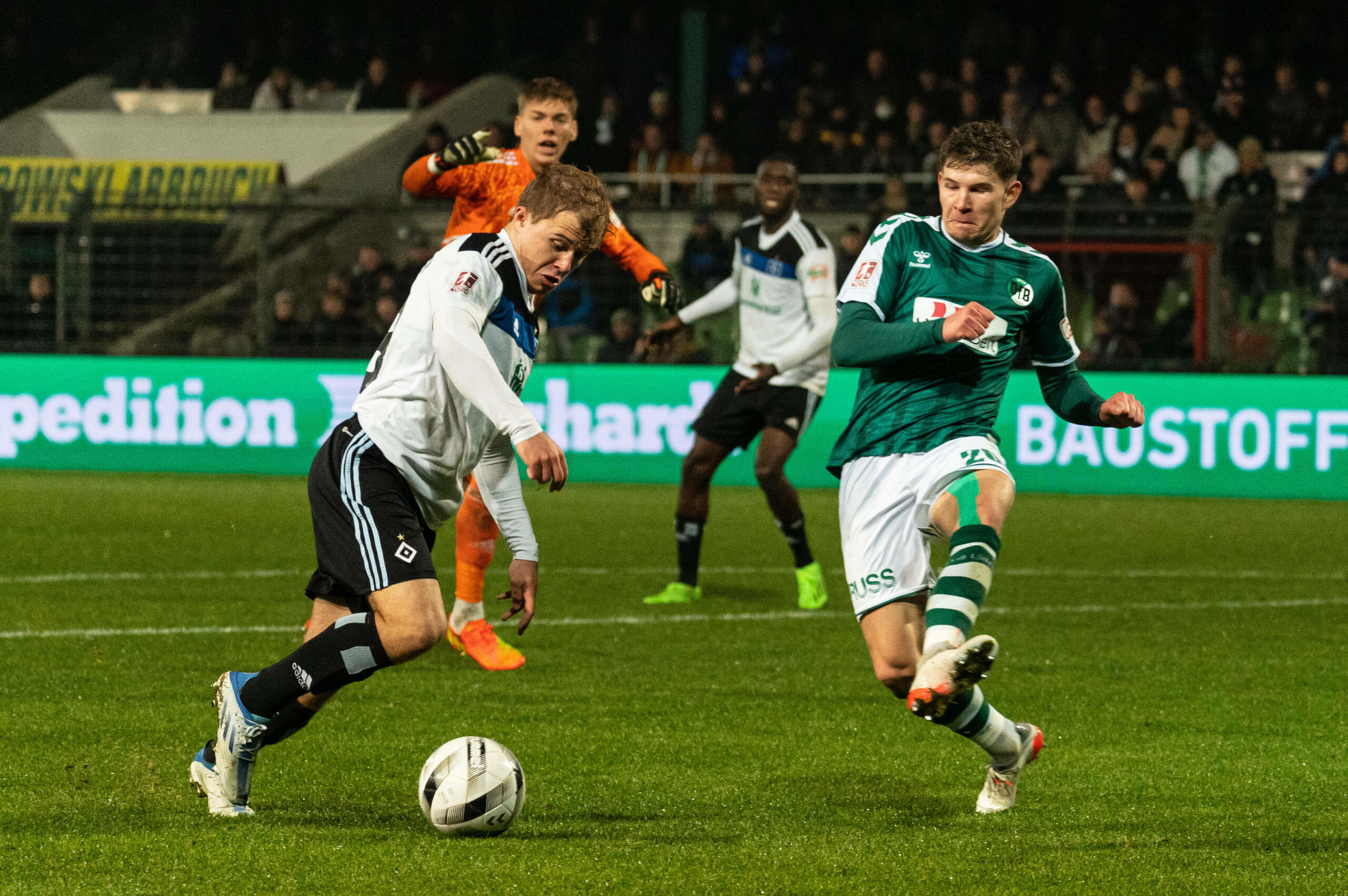 Nachwuchsstürmer Tom Sanne (l./hier mit der U21 gegen Lübeck) war in der Hinrunde für drei verschiedene HSV-Teams im Einsatz. 