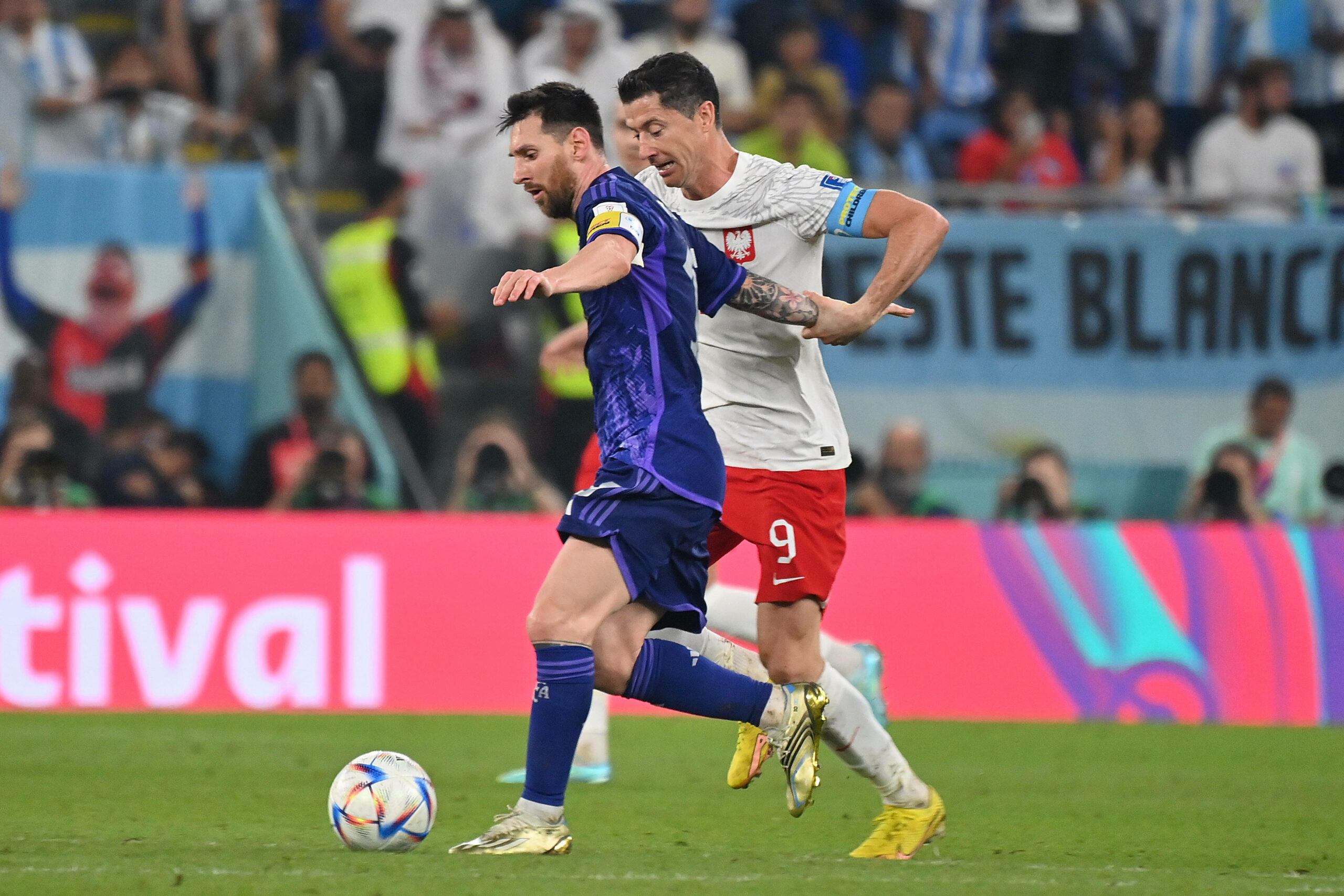 Lionel Messi und Robert Lewandowski bei der WM in Katar