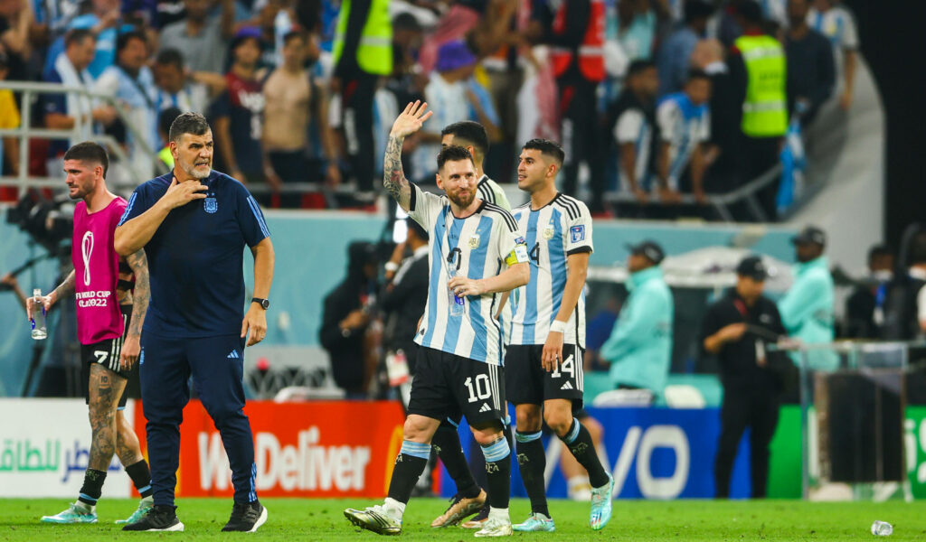 Lionel Messi winkt nach WM-Sieg über Australien Richtung Tribüne