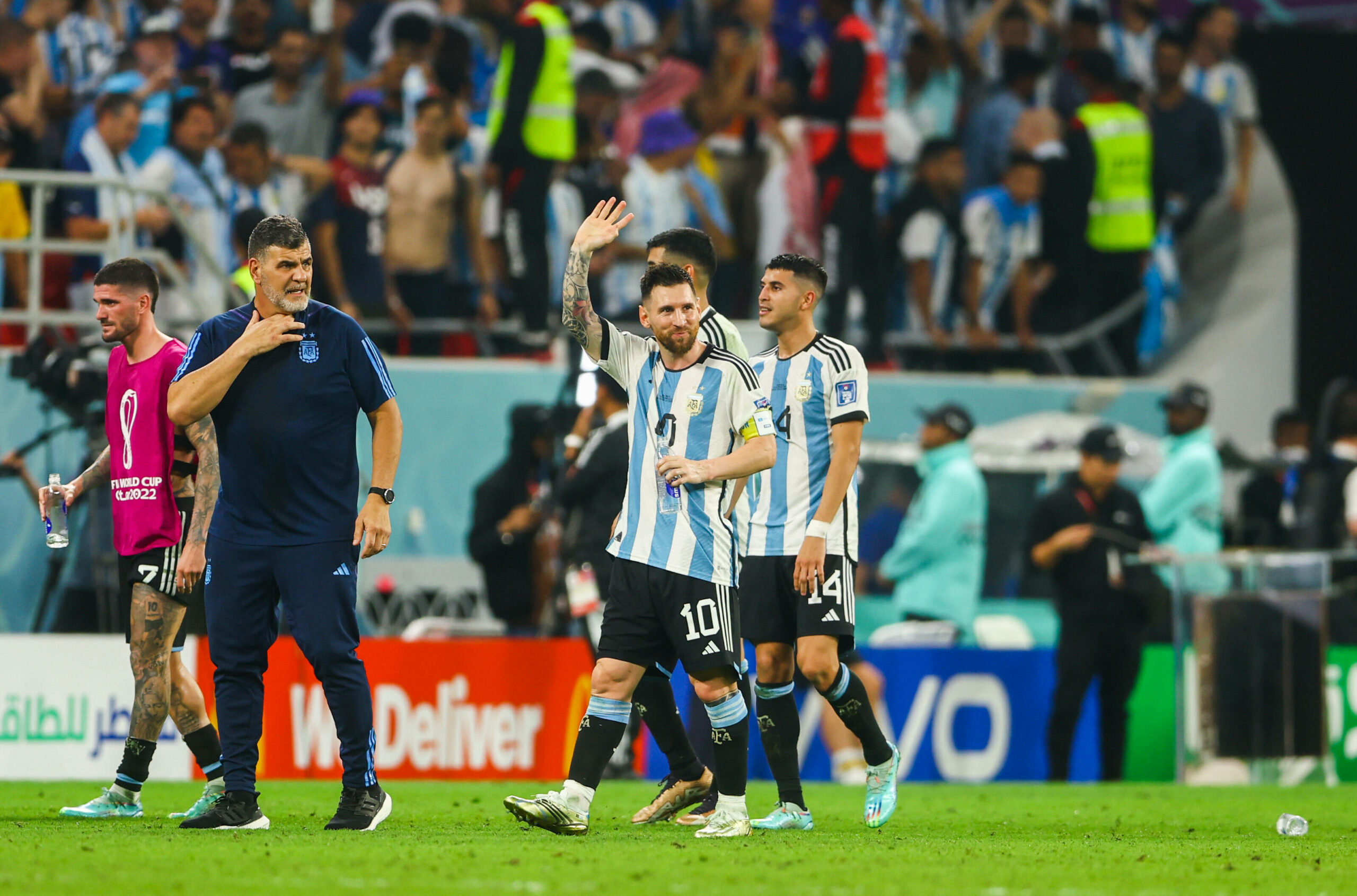 Lionel Messi winkt nach WM-Sieg über Australien Richtung Tribüne
