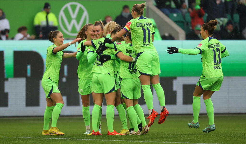 Wolfsburgerinnen feiern den Sieg