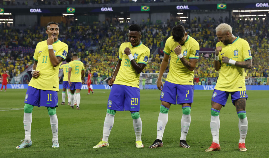 Brasiliens Fußballer jubeln nach dem 1:0 gegen Südkorea