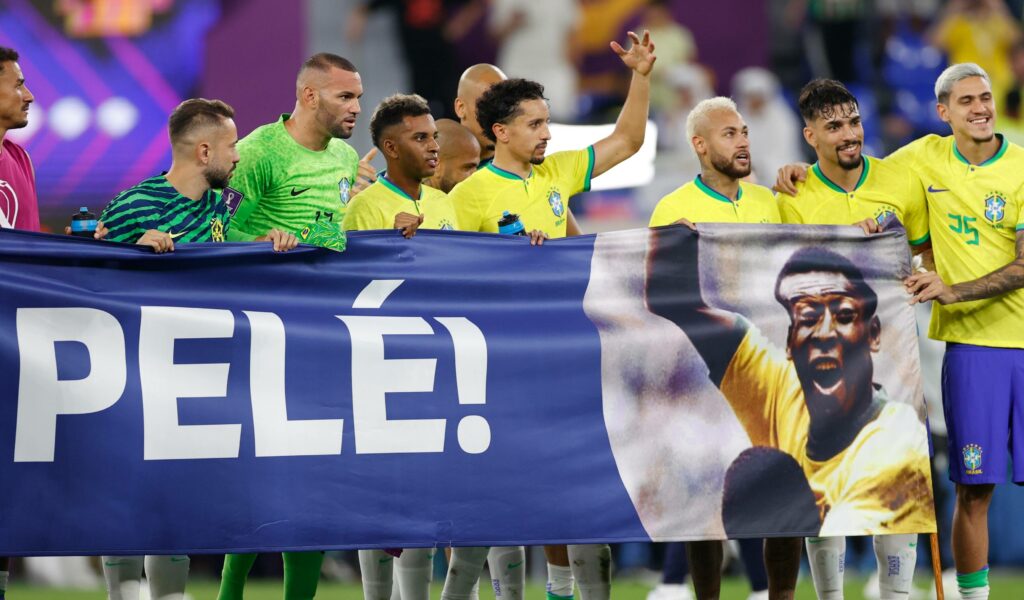 Brasiliens Spieler mit einem Plakat für Pelé
