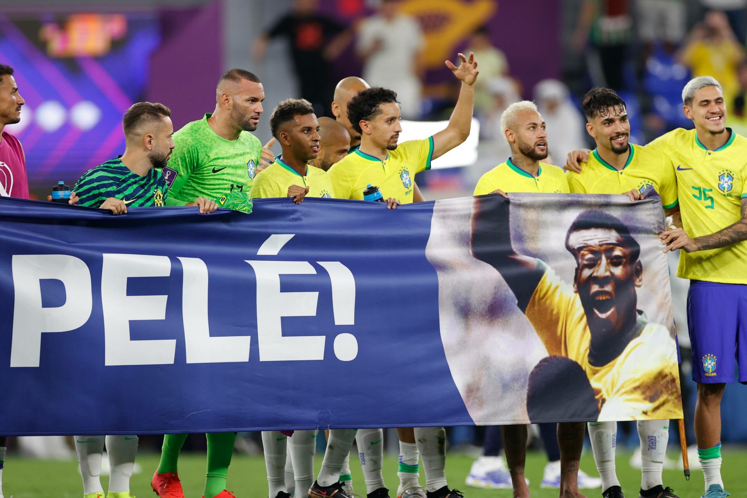 Brasiliens Spieler mit einem Plakat für Pelé