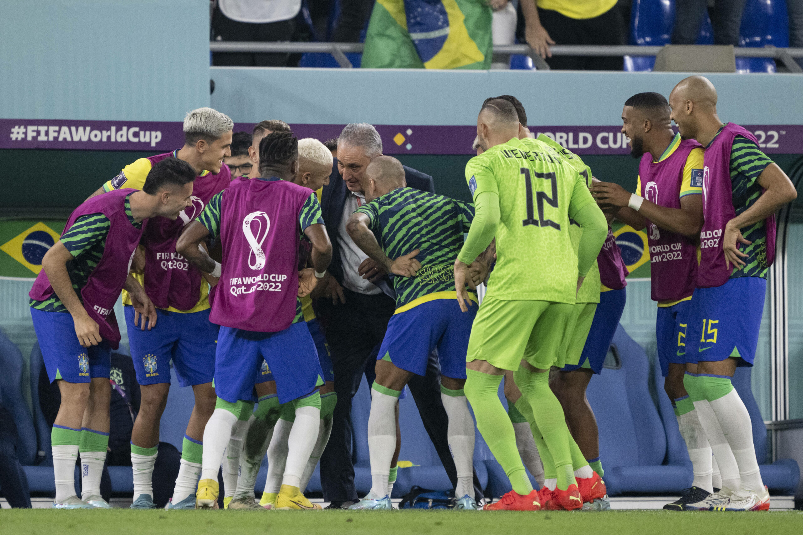 Brasiliens Trainer Tite tanzt mit seinen Spielern