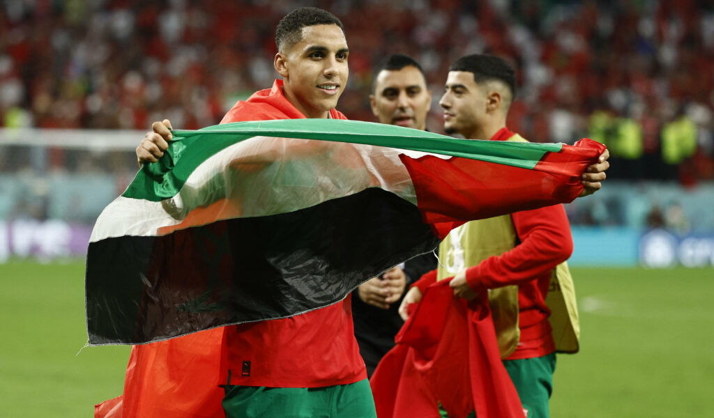 Marokkos Abdelhamid Sabiri feiert nach dem Sieg gegen Spanien mit einer palästinensischen Flagge.
