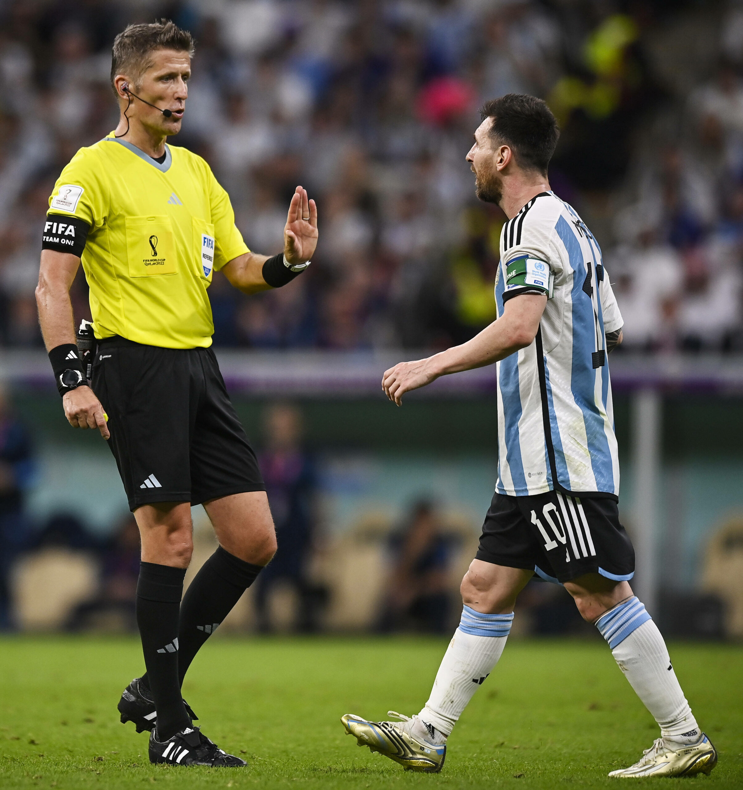 Daniele Orsato diskutiert mit Lionel Messi