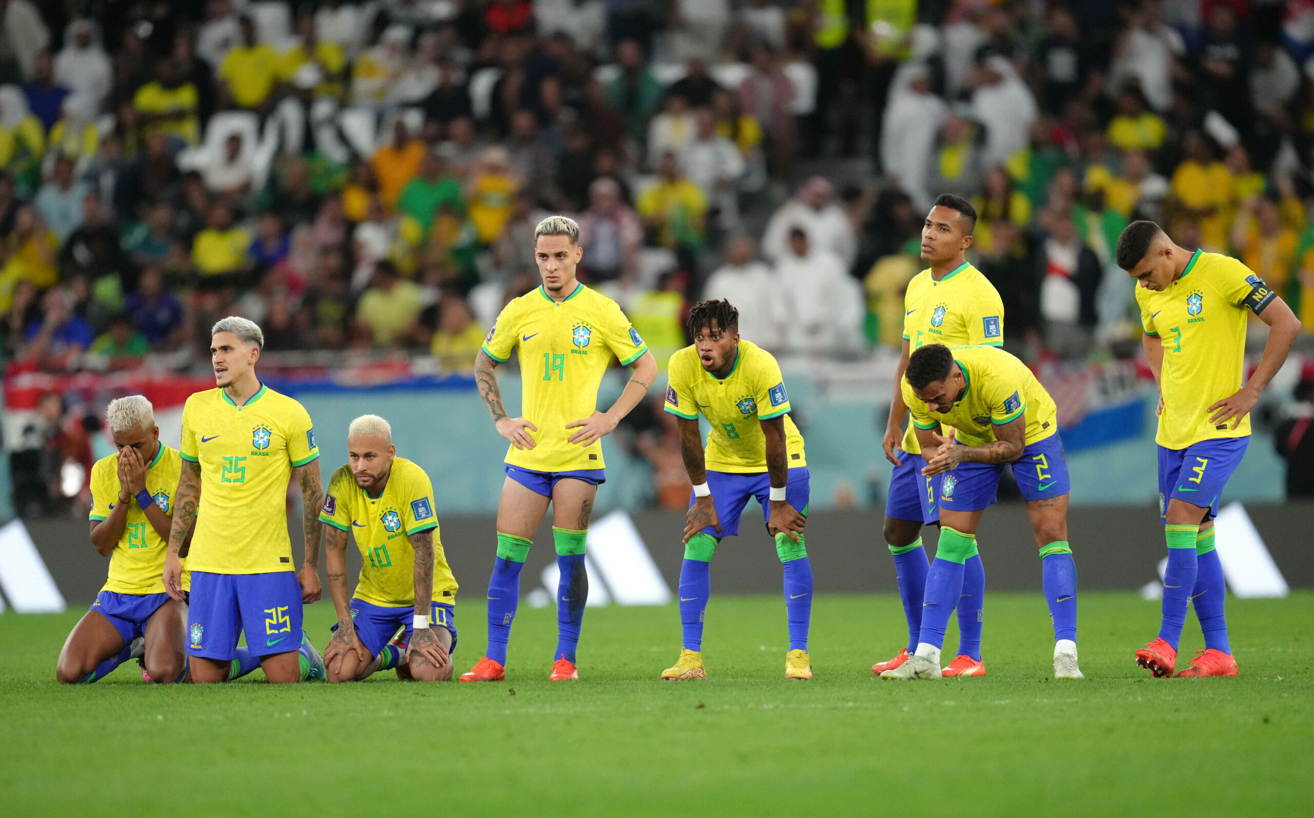 Fassungslosigkeit bei Brasiliens Mannschaft nach dem Elfmeterschießen