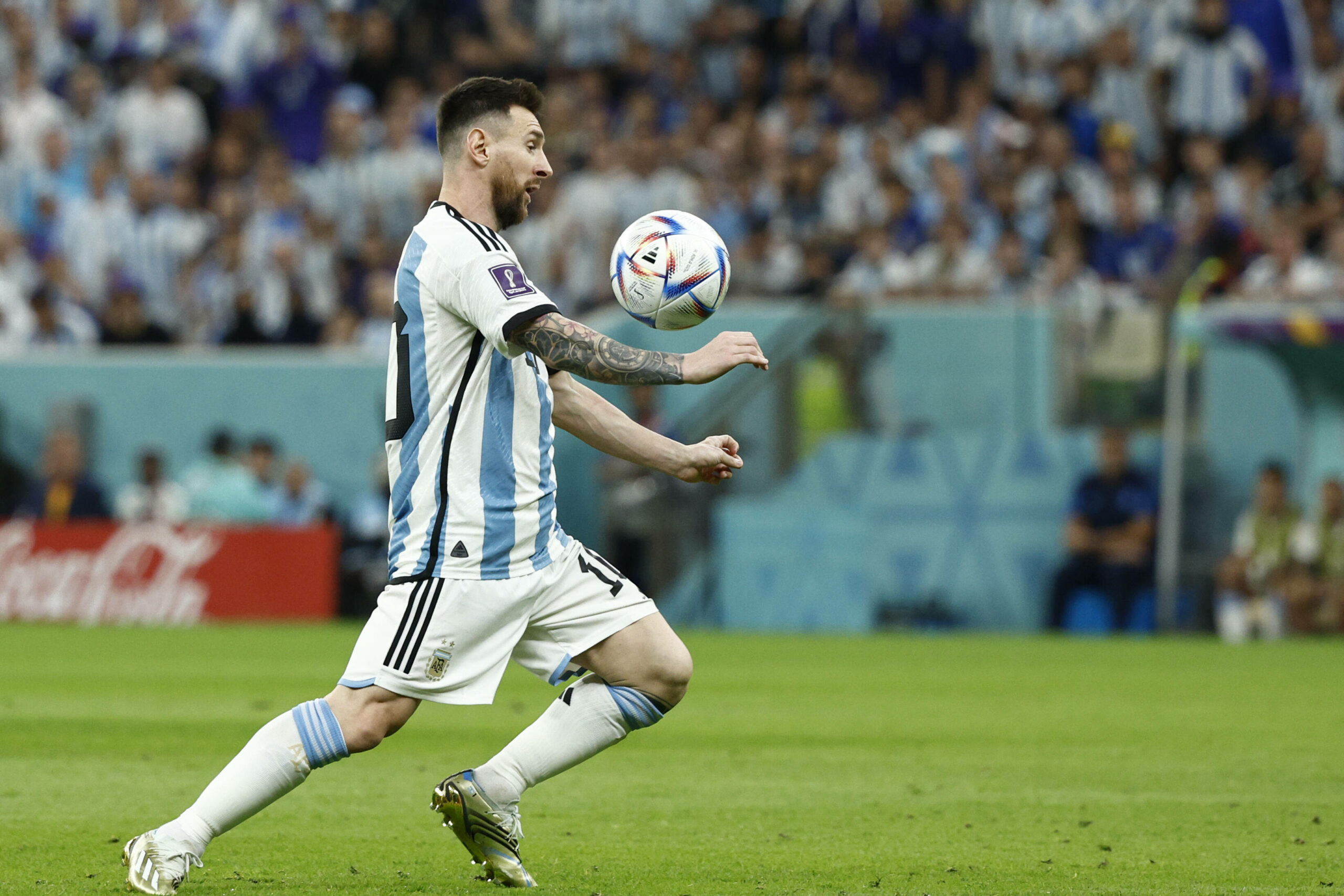 Lionel Messi kontrolliert den Ball