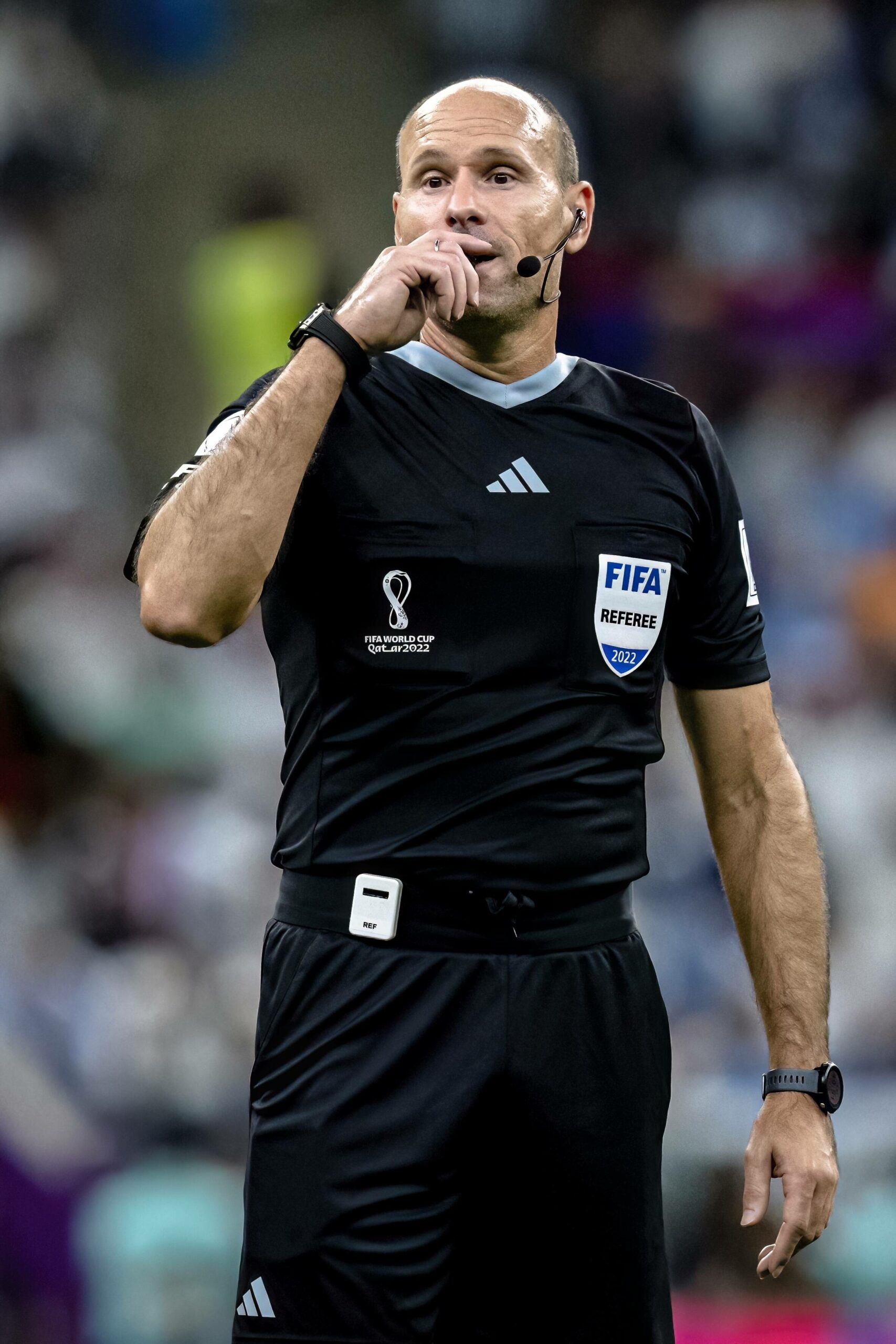 Schiedsrichter Antonio Mateu Lahoz während der Partie zwischen Argentinien und den Niederlanden