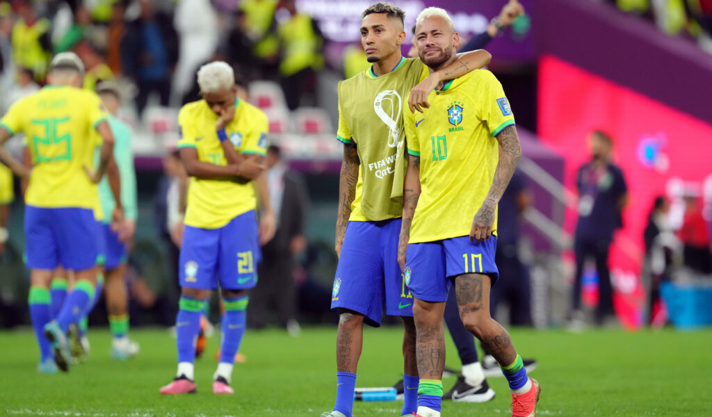 Rapinha tröstet Neymar nach dem WM-Aus Brasiliens.