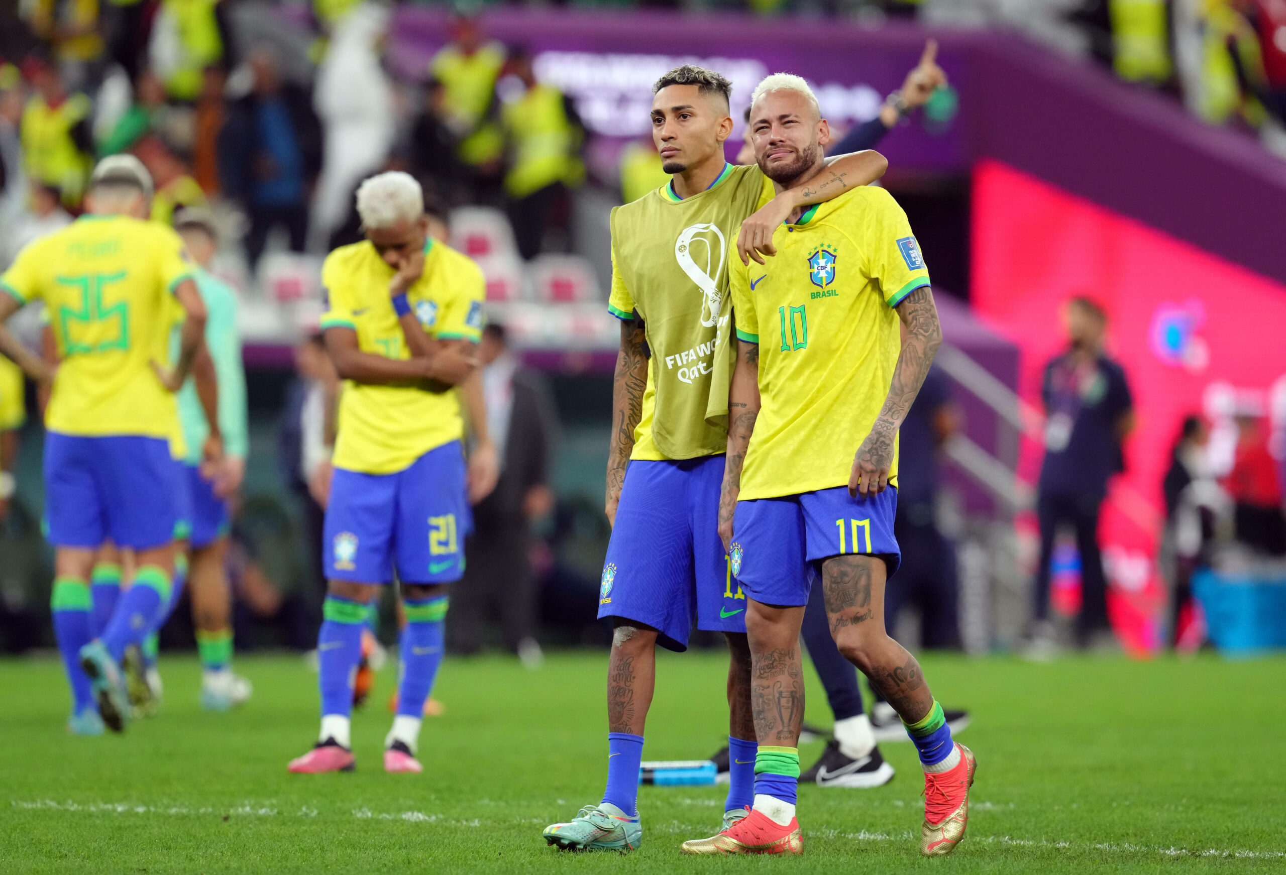 Rapinha tröstet Neymar nach dem WM-Aus Brasiliens.