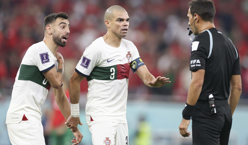 Portugals Pepe diskutiert mit Schiri Facundo Tello