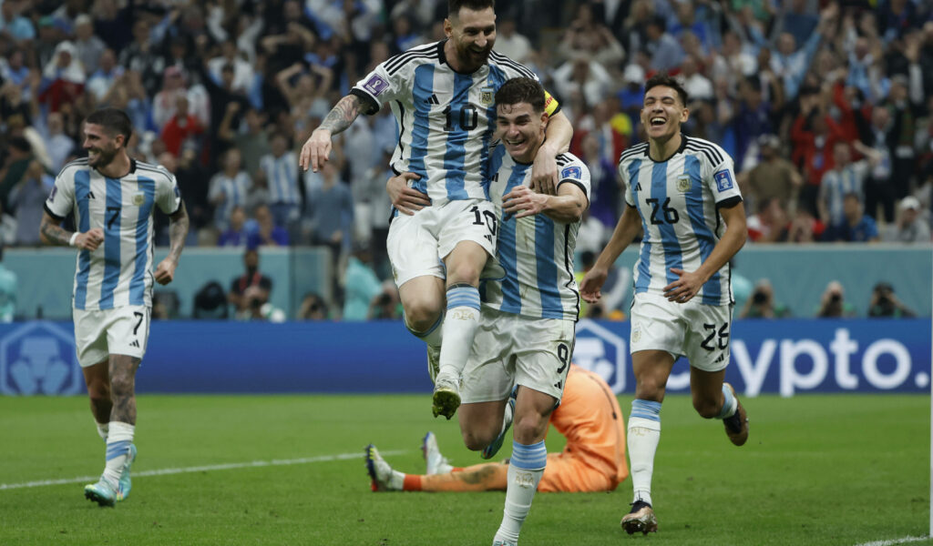 Die beiden entscheidenden Männer des Abends: Doppel-Torschütze Julián Álvarez nimmt Lionel Messi vor Freude auf den Arm.