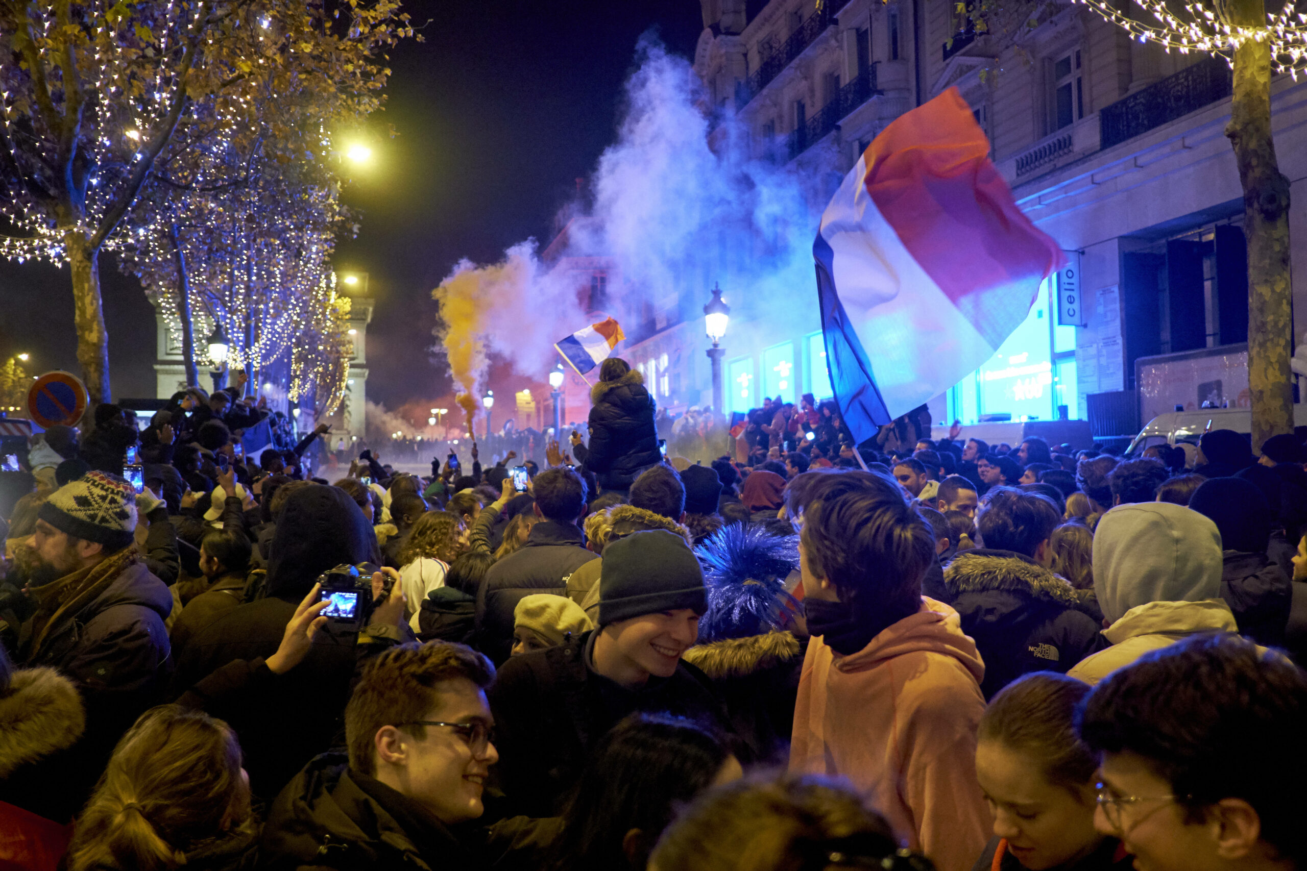 Französische Fans auf den Champs-Elysees
