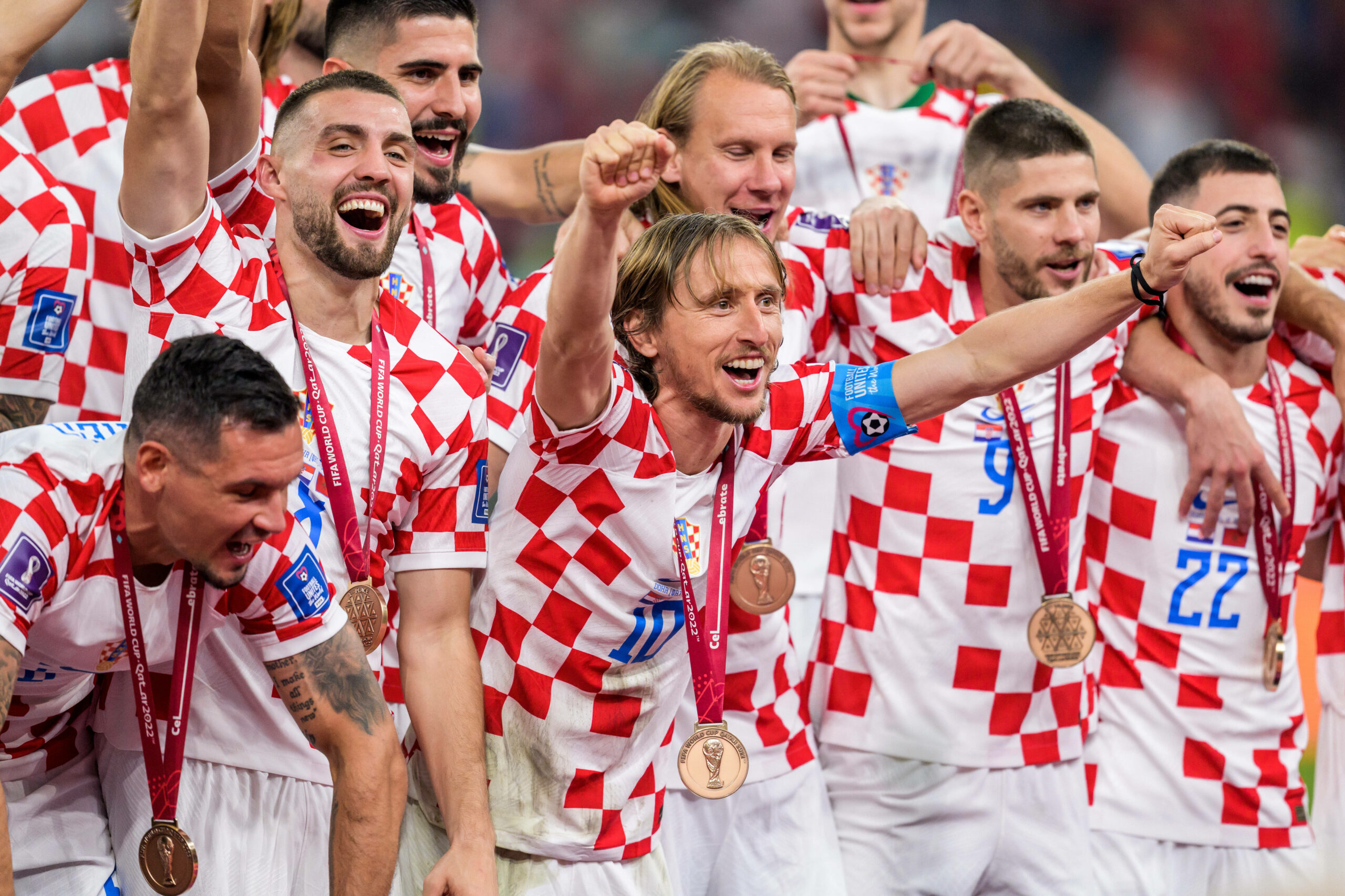 Die Kroaten um Superstar Luka Modric (M.) bejubeln den Gewinn der Bronze-Medaille.
